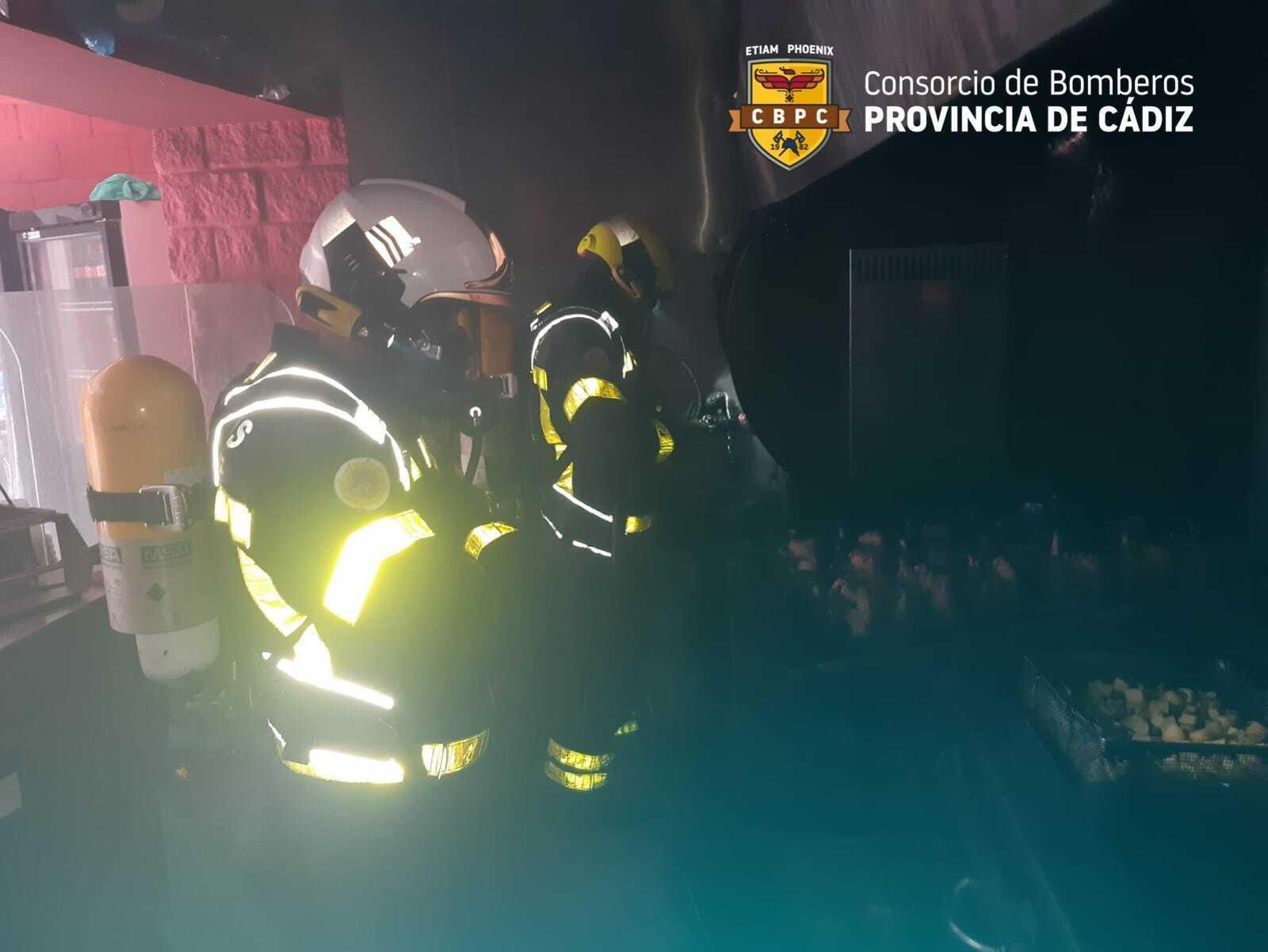Los bomberos, durante su intervención.