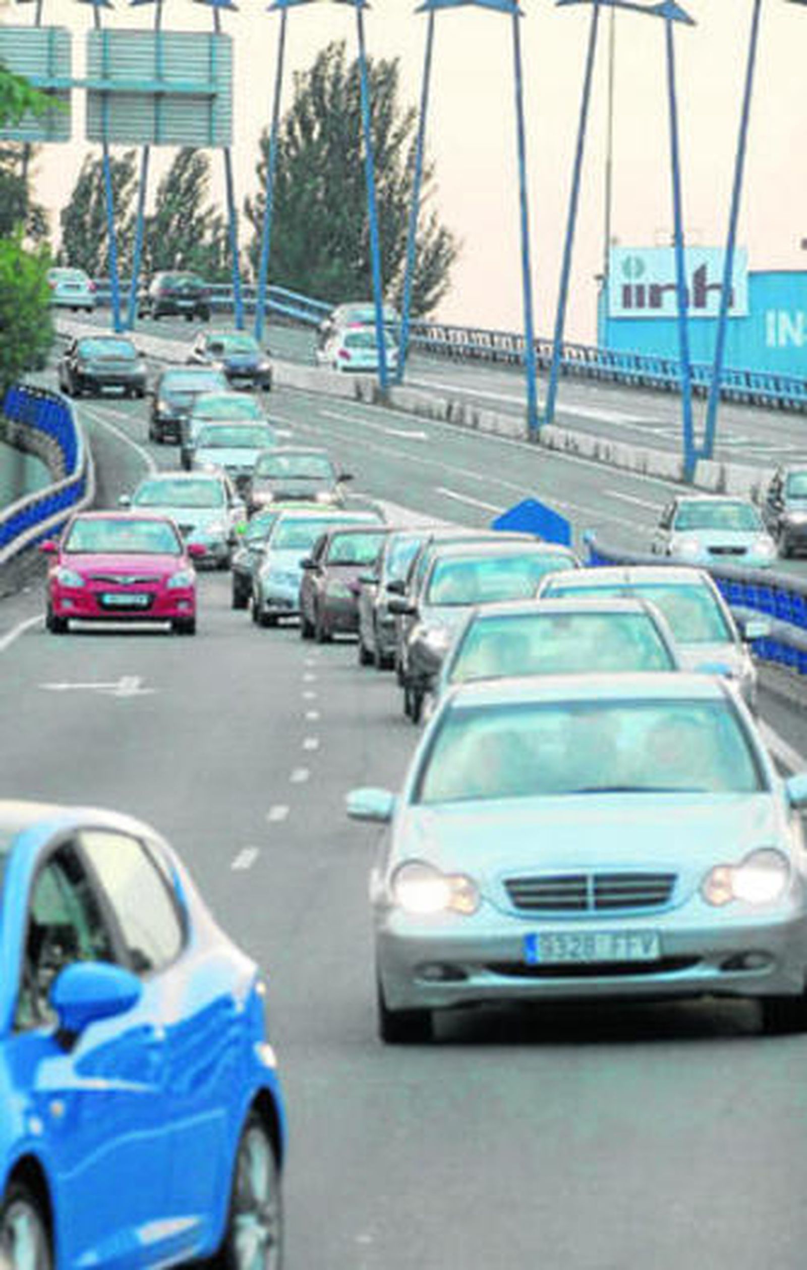 Carretera Huelva-Punta Umbría, una de las más transitadas de la capital.
