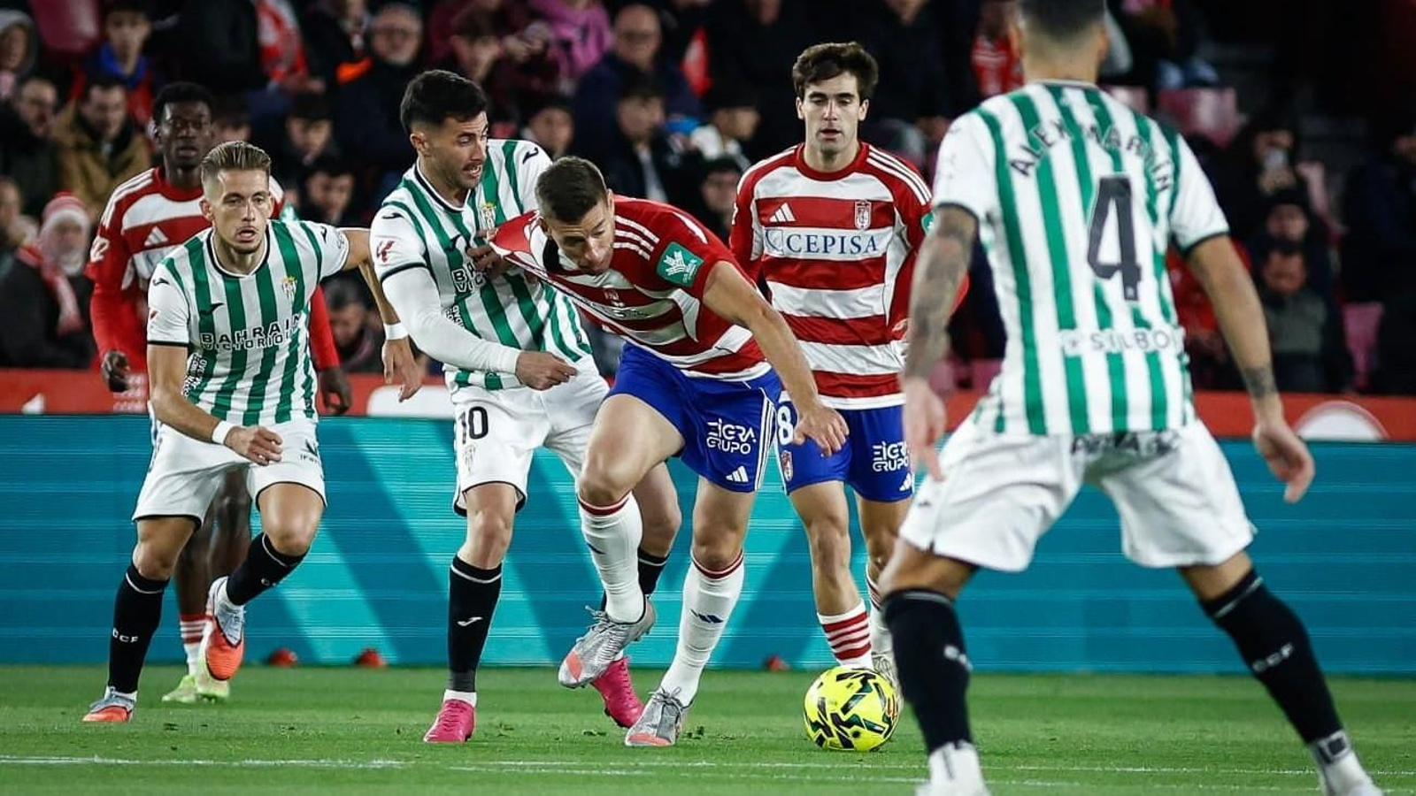 Jacobo pugna con Álex Sola durante un lance del partido.