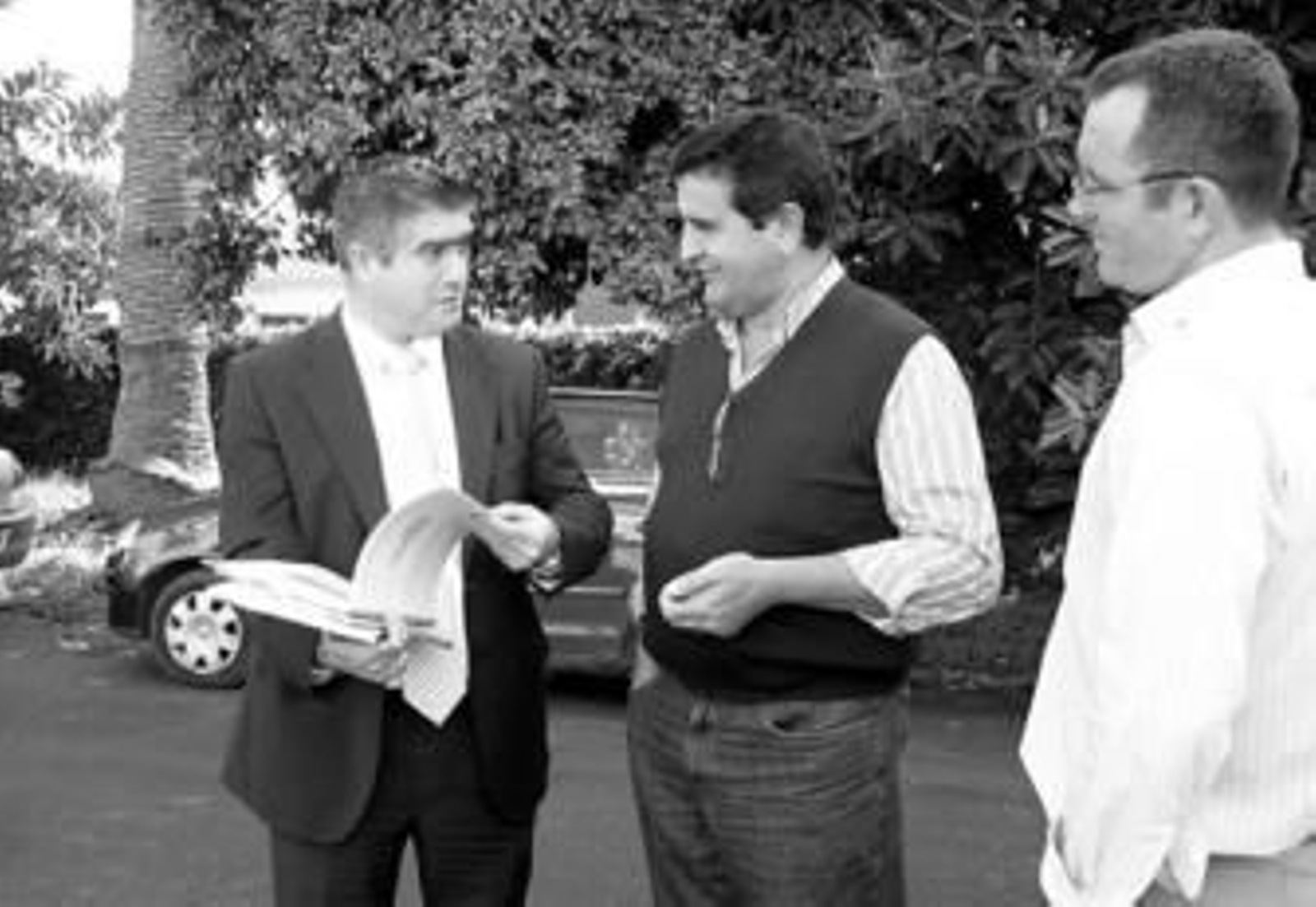 El delegado provincial, ayer con el informe que le entregó el responsable de Coag.