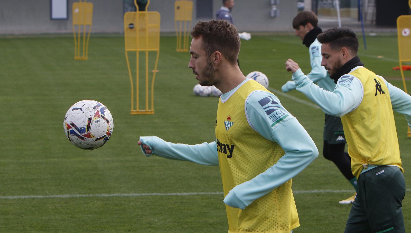 Loren mira la pelota en un entrenamiento.