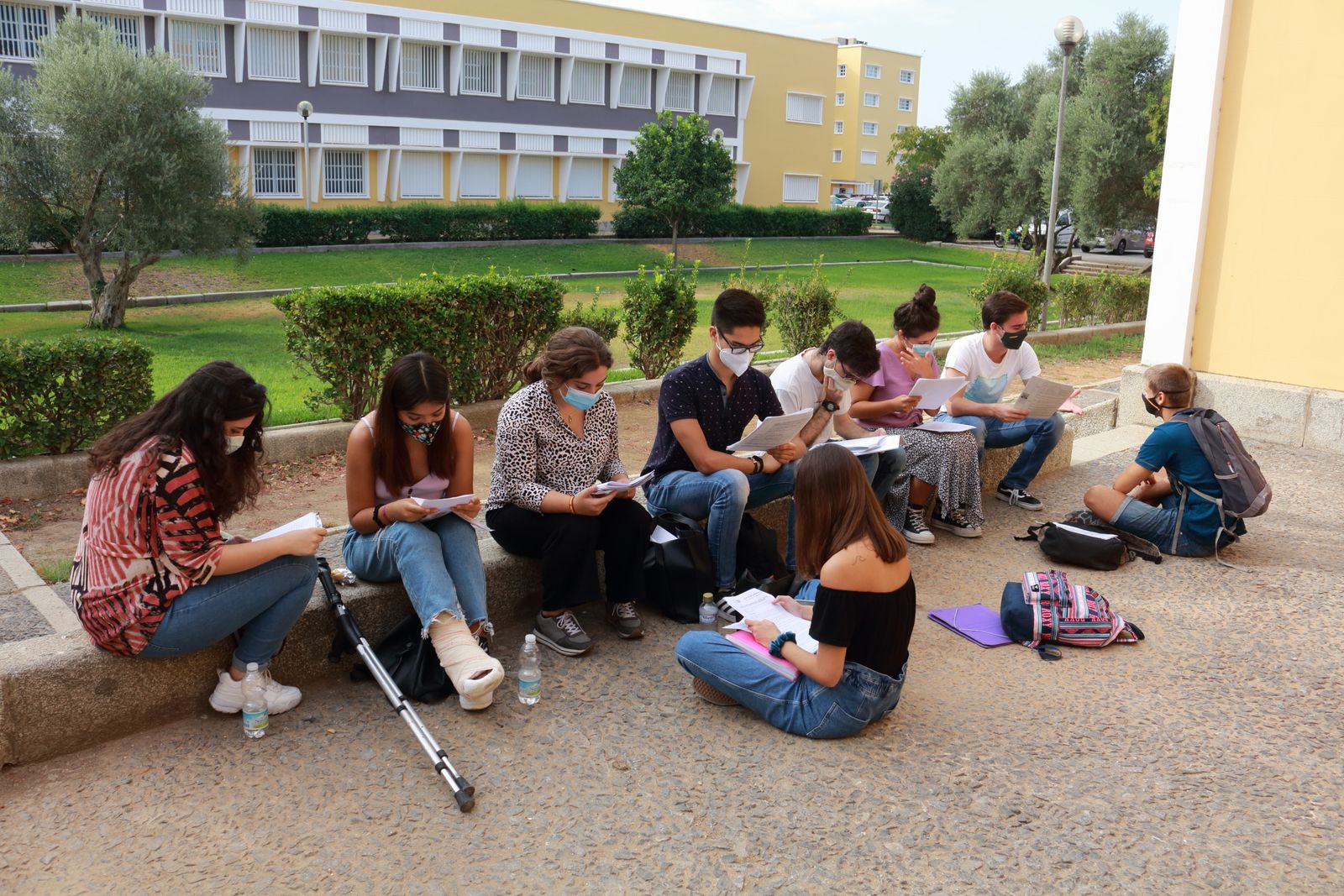 Varios estudiantes repasan sus apuntes antes de examinarse de Selectividad en la UPO