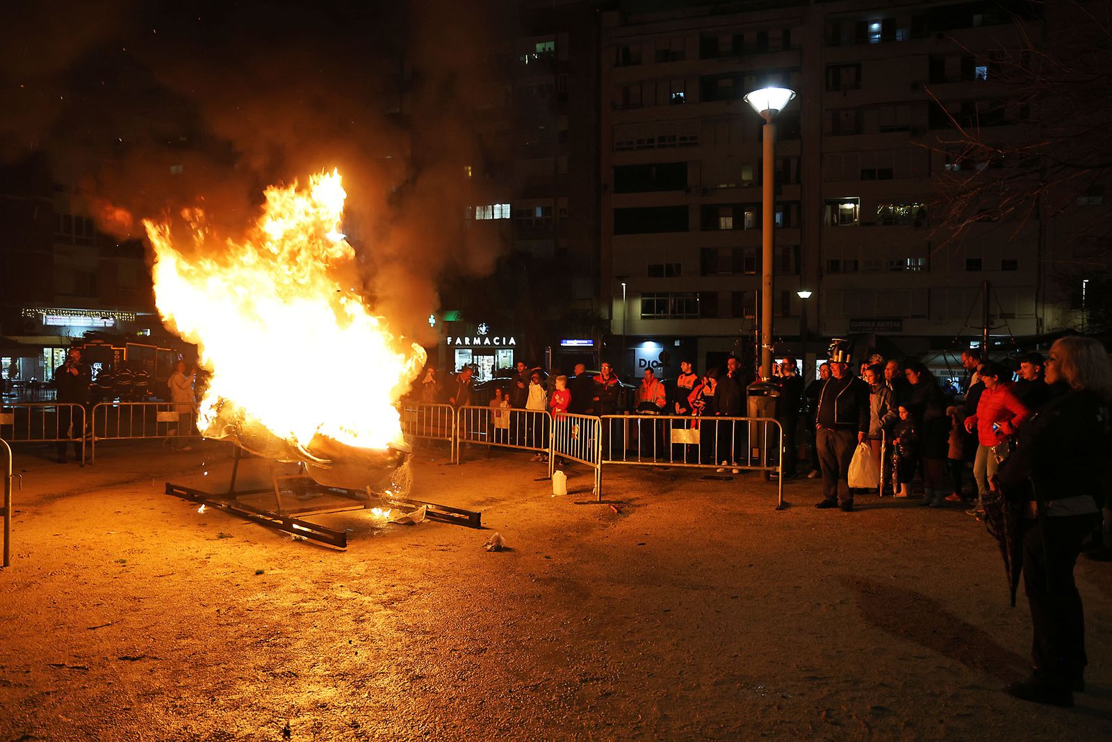 Imágenes de la quema del choco en Huelva