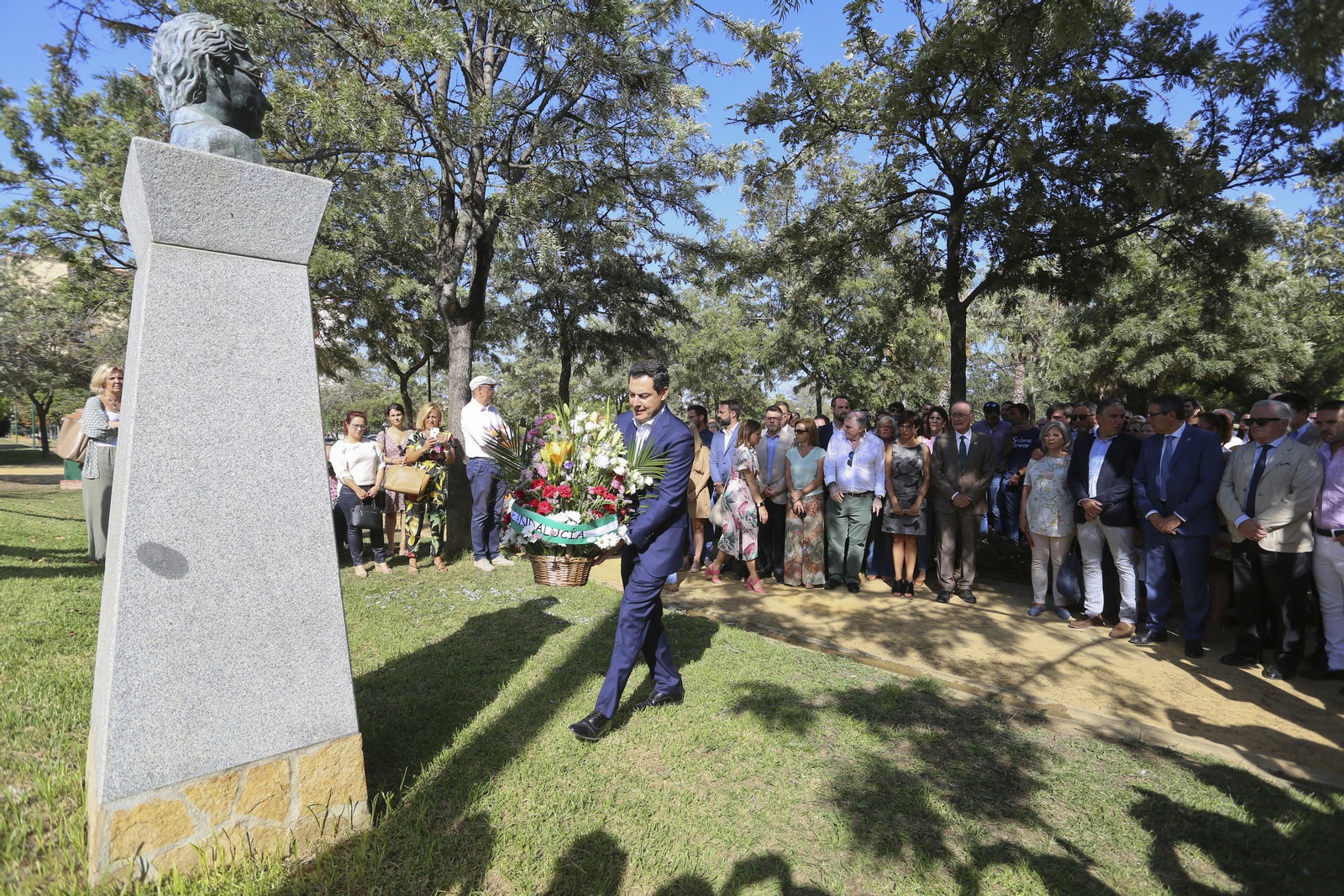 Juan Manuel Moreno Bonilla en la ofrenda floral frente al busto de José María Martín Carpena