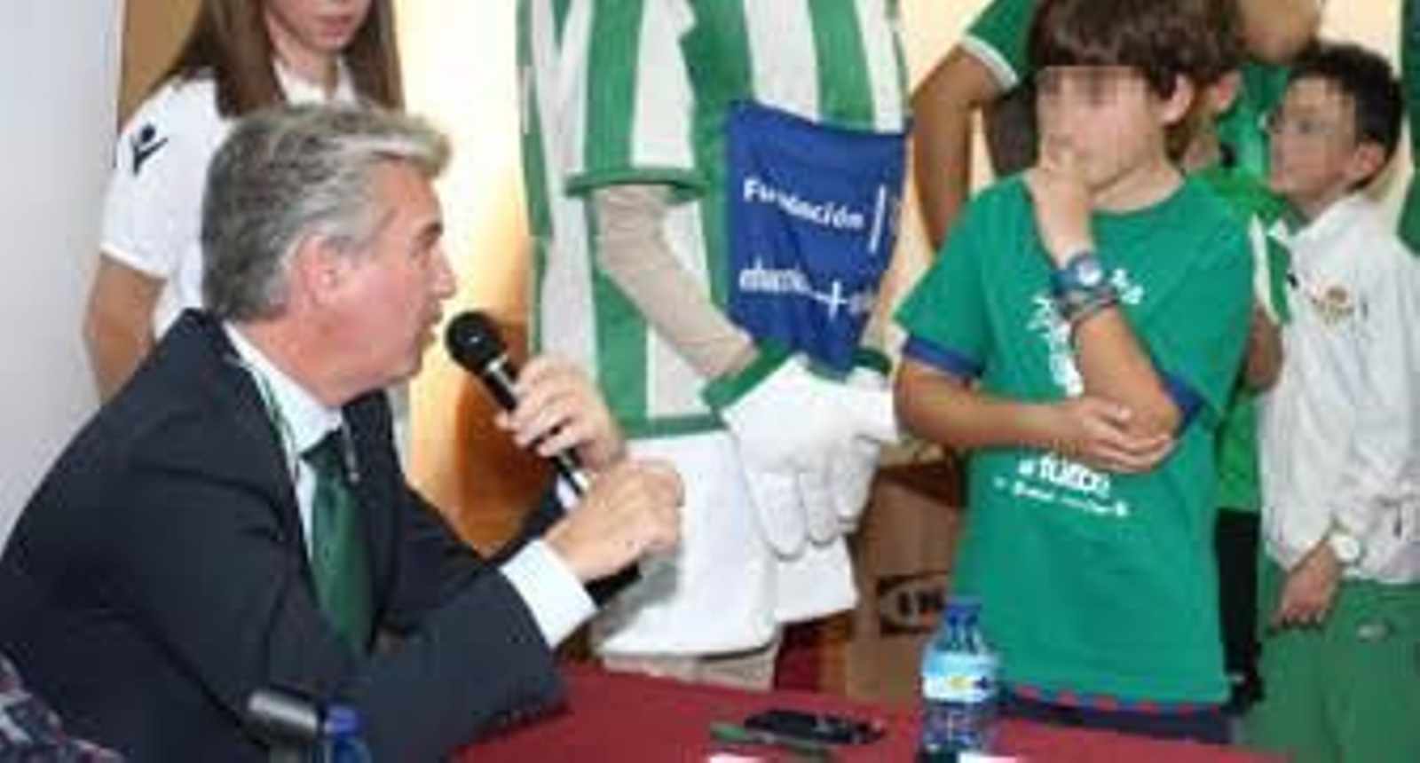 Miguel Guillén habla con un niño en la visita al colegio Julio Coloma. / Belén Vargas