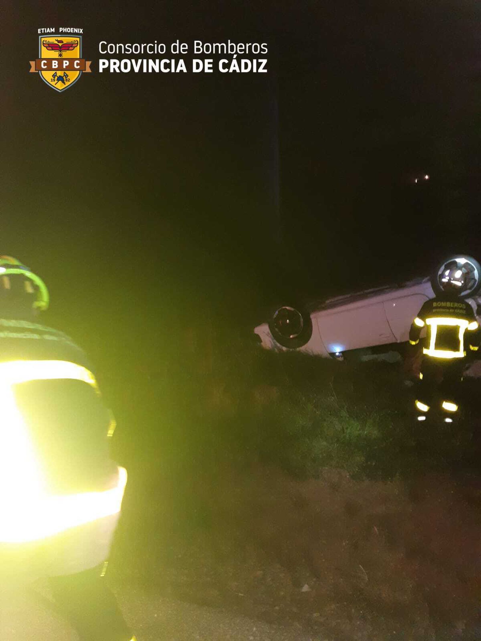 Imagen del coche volcado en el accidente.