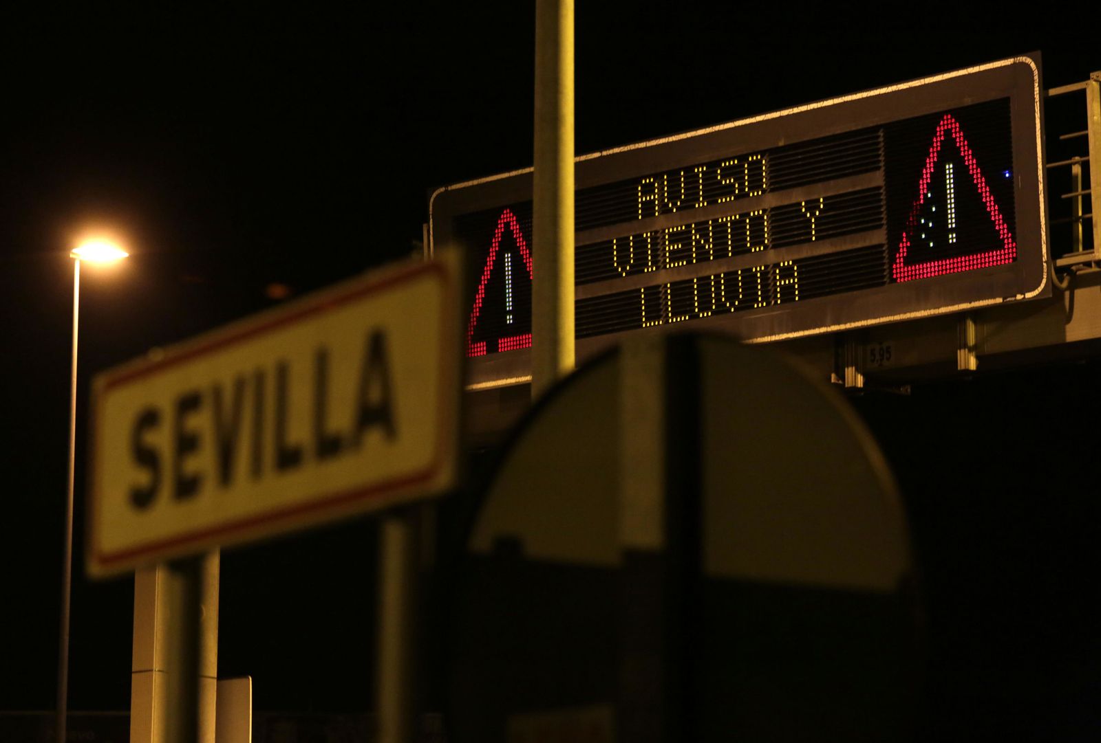 Avisos de viento y lluvia en la salida de la ciudad en Sevilla Este.