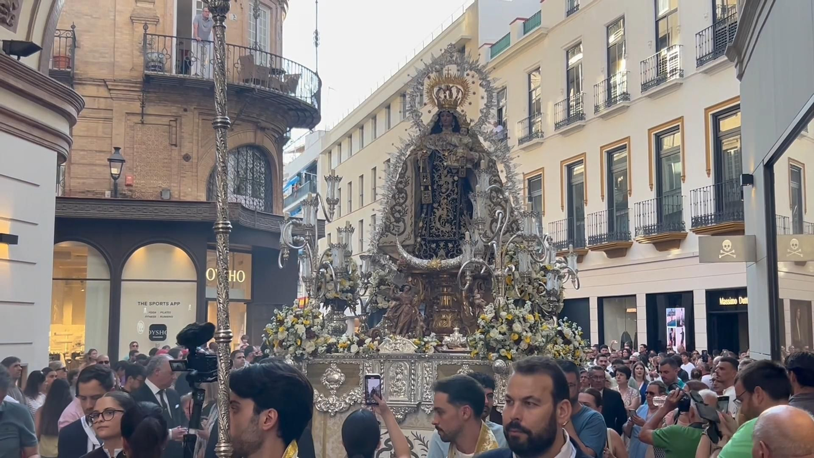 Fervor carmelita en plena canícula con el Santo Ángel
