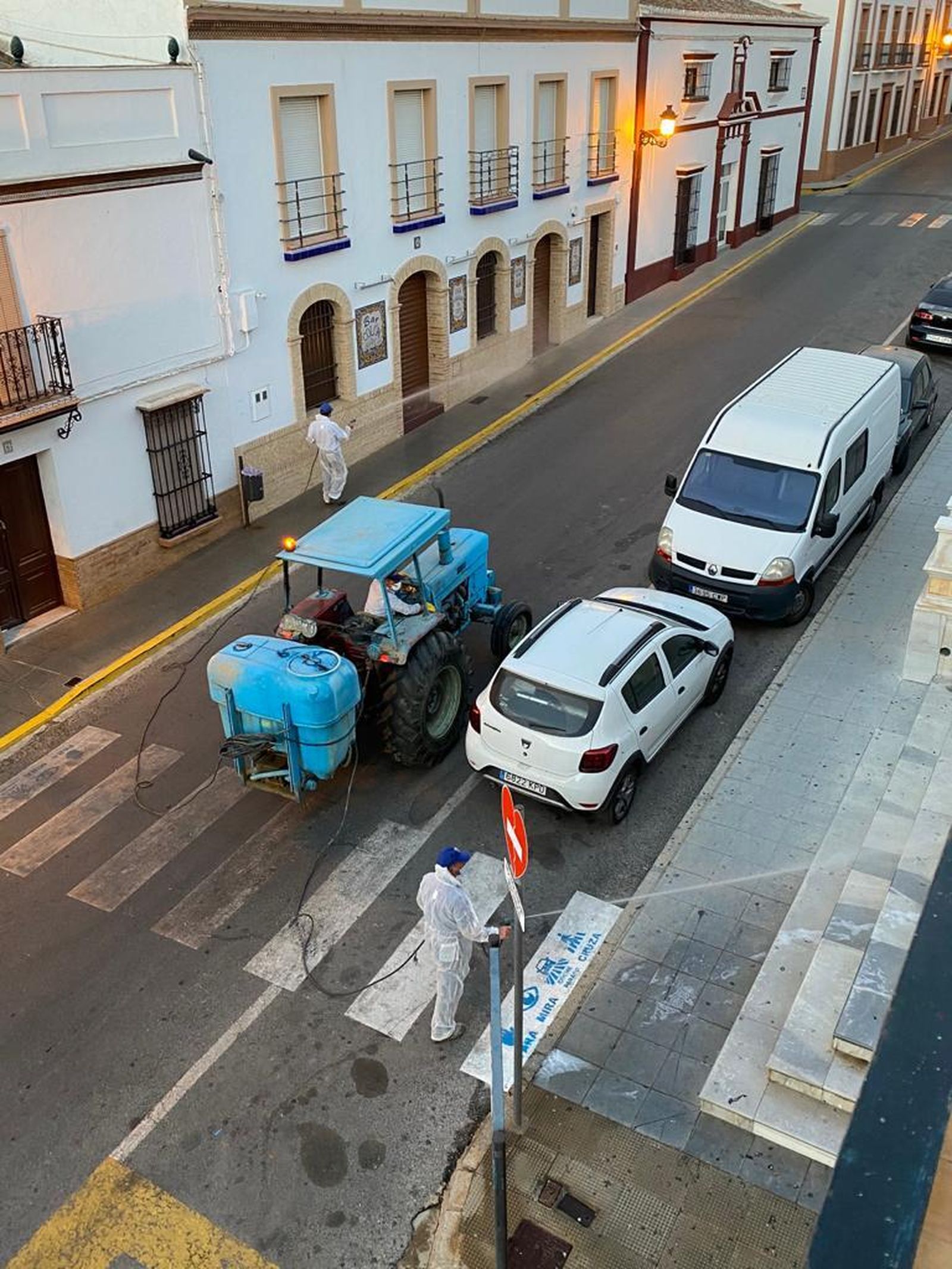 Desinfección de una calle de Villalba del Alcor.