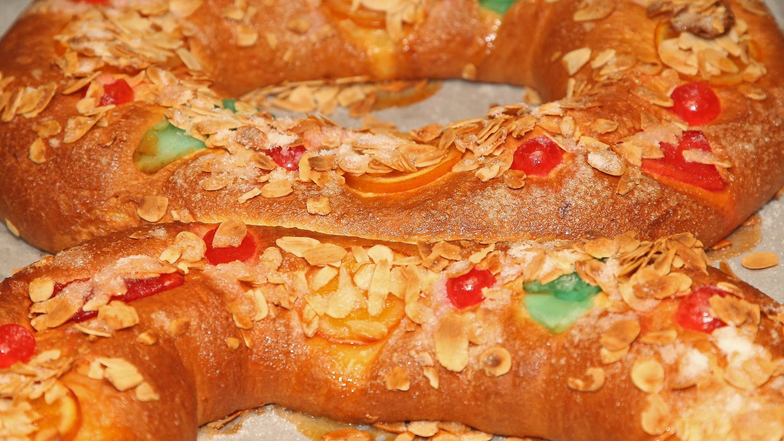 Roscones recién horneados en el obrador de La Tarifeña.