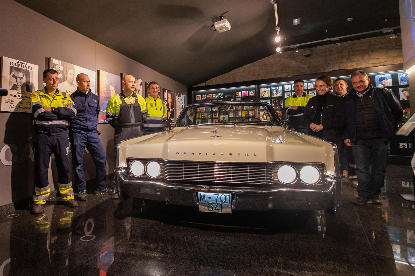 Raphael visita el museo en su honor de Linares tras la cesión trajes y su espectacular coche Lincoln