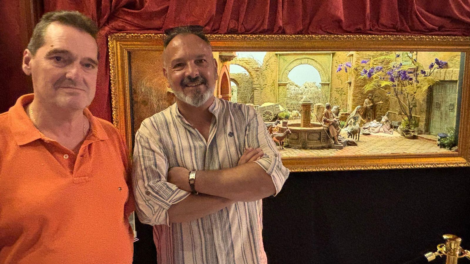 Javier Guilloto junto a Joaquín Vázquez, encargado del belen de la hermandad de El Dolor y Sacrificio.