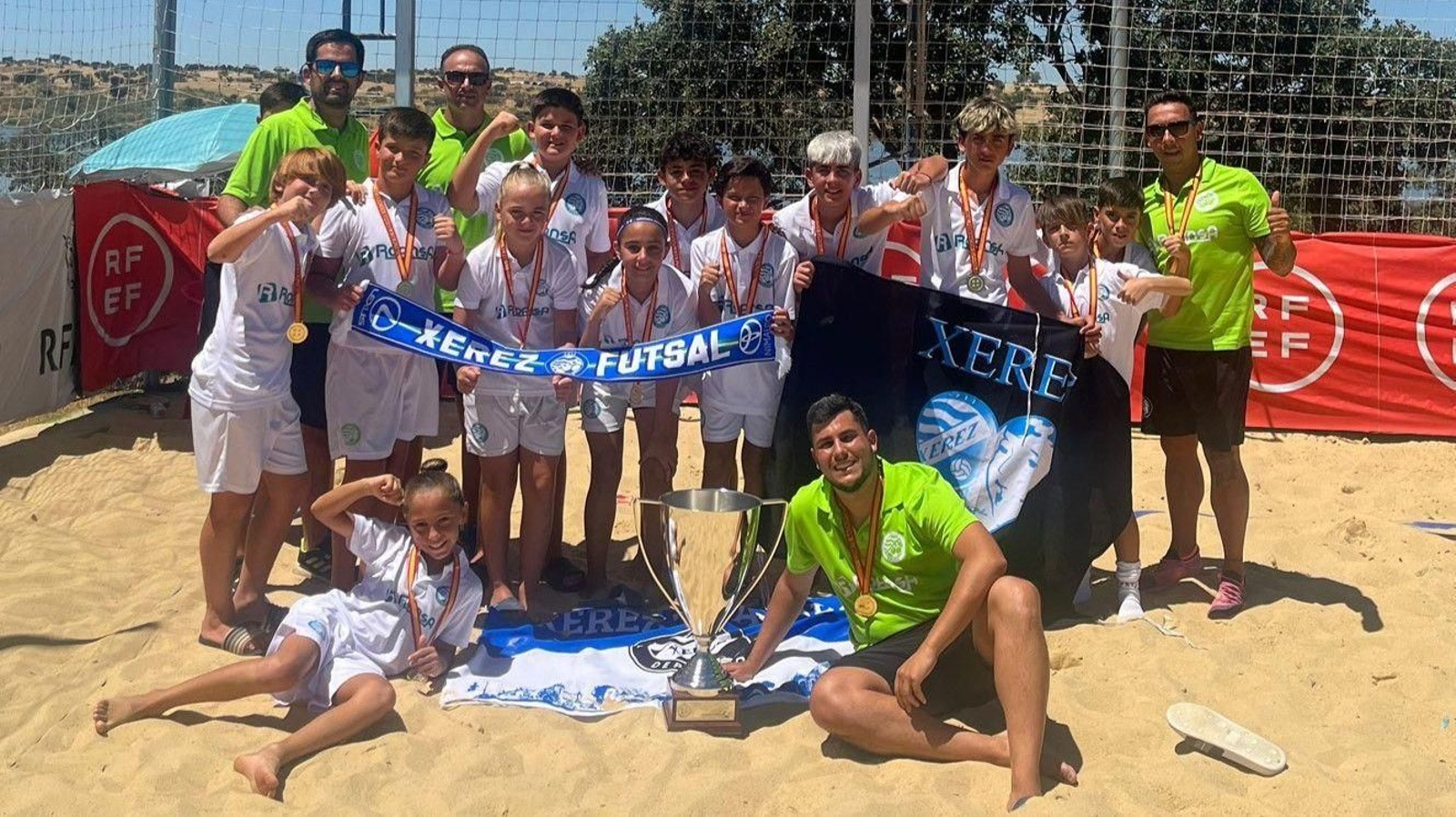 Los jugadores del Xerez Roansa alevín posan con su trofeo de campeón de España. Los jugadores del Xerez Roansa alevín posan con su trofeo de campeón de España.