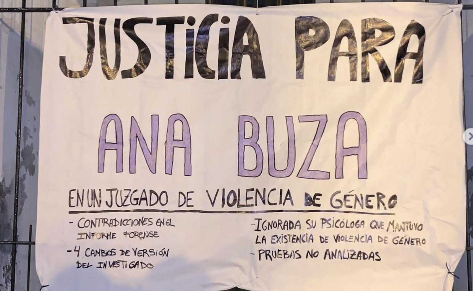 Cartel colgado frente a los Juzgados de Carmona