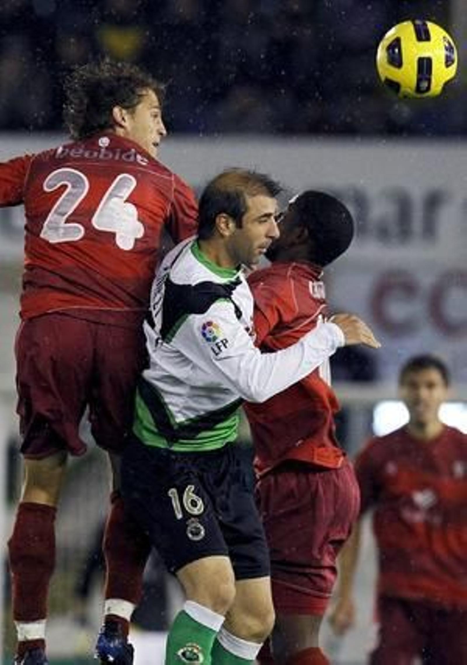 El Córdoba hace valer la renta de la ida y pasa a octavos de la Copa del Rey pese a perder  3-1 en Santander. / EFE