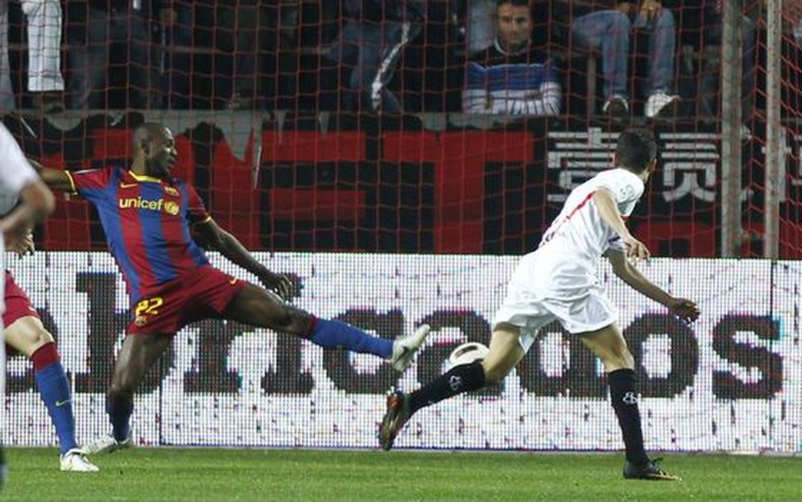 El Sevilla consigue sacar un punto ante el Barcelona en el Sánchez Pizjuán. / Antonio Pizarro