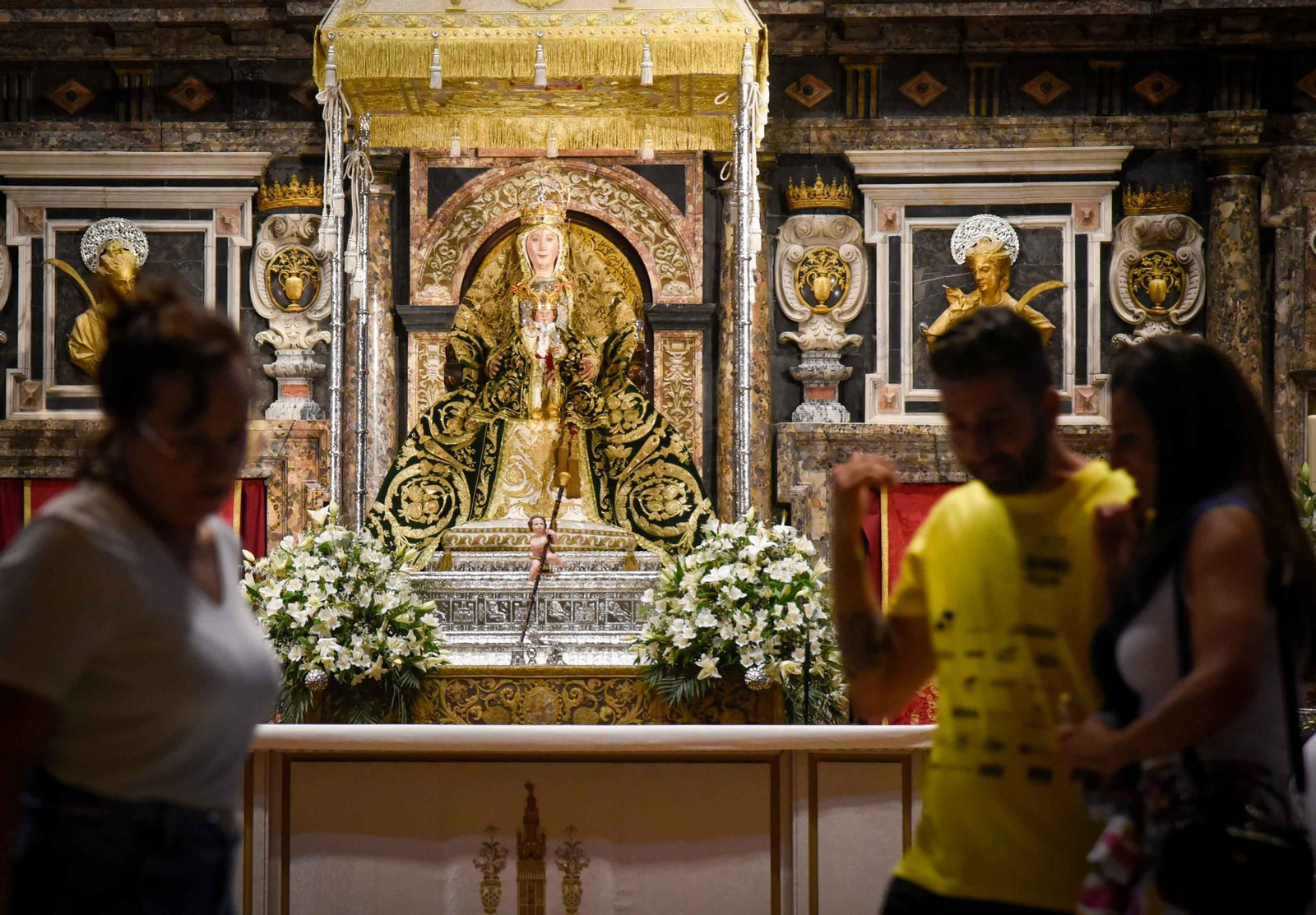 La Virgen de los Reyes, ya dispuesta para la procesión