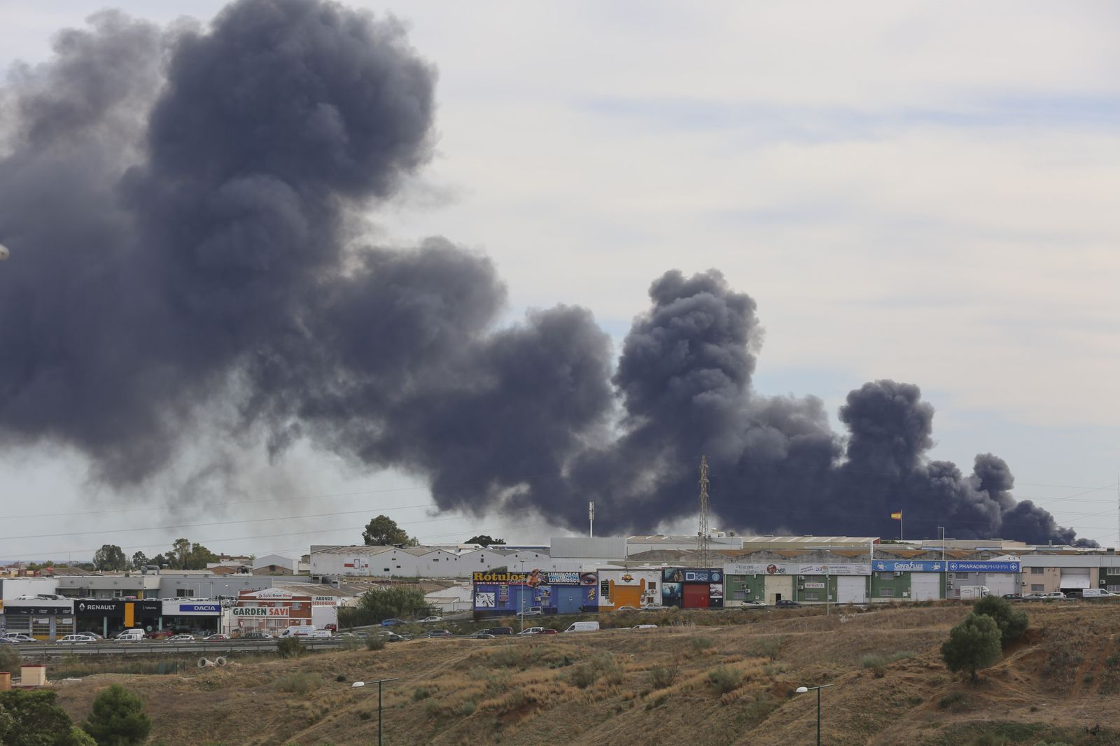 Fotos del incendio de varios vehículos en un aparcamiento de caravanas del polígono Guadalhorce