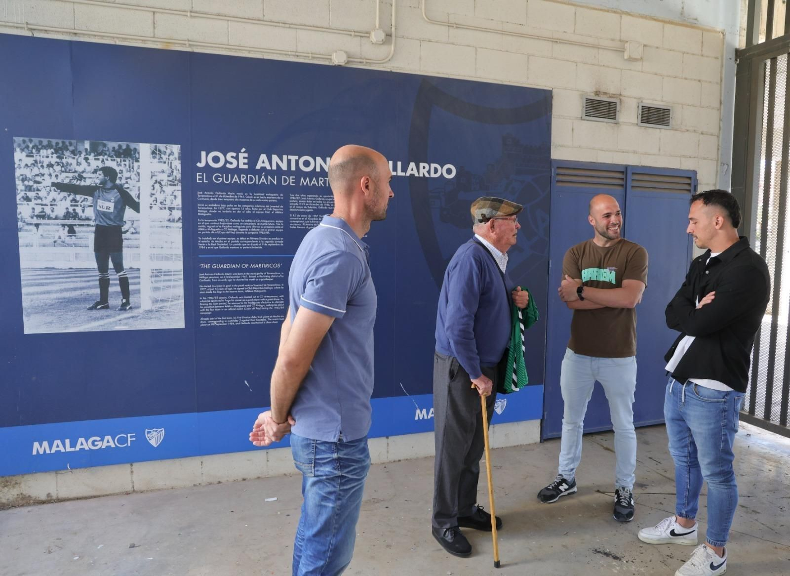 La entrega de la camiseta a la familia Gallardo por parte de Alfonso Herrero La entrega de la camiseta a la familia Gallardo por parte de Alfonso Herrero