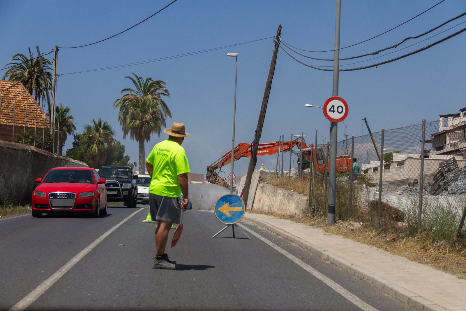 Costa de Granada: derriban un muro del camino de Las Ventillas para de la ampliación del acceso a Motril