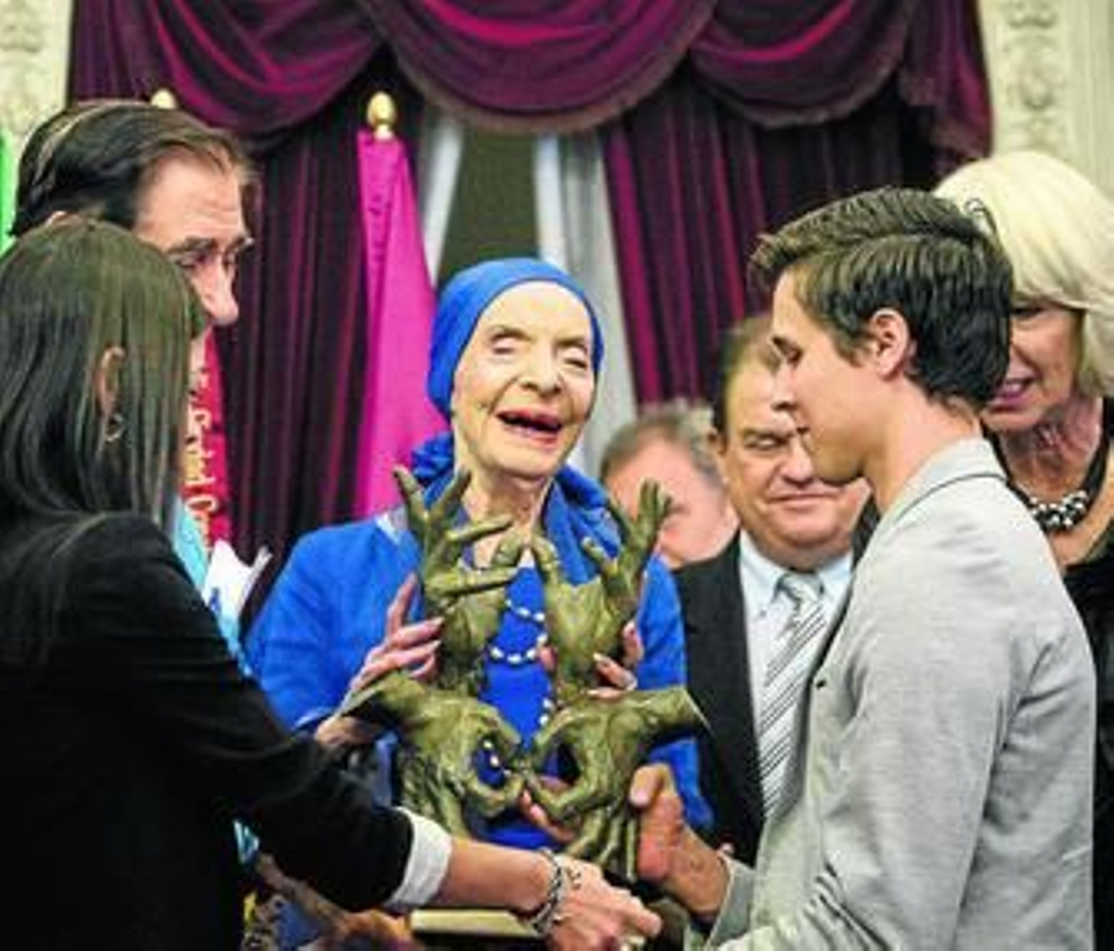 La gran dama del ballet Alicia Alonso, en el momento de recoger ayer el galardón otorgado en el FIT.