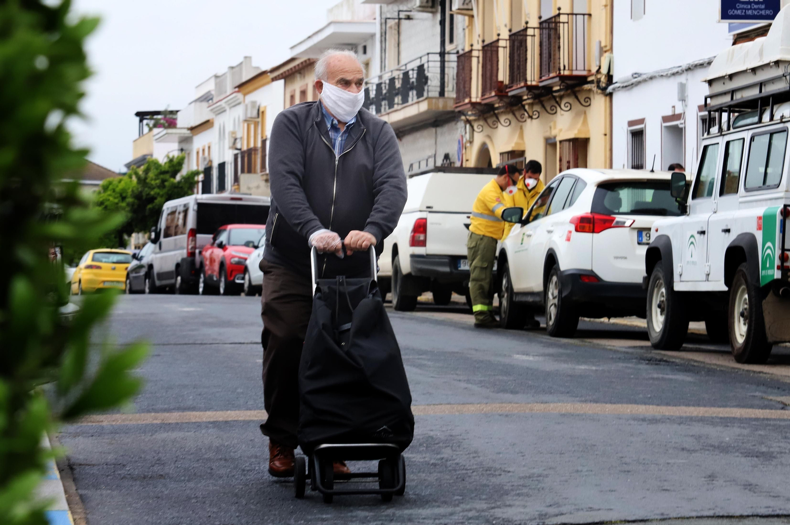 Un vecino camina por las calles de Aljaraque con mascarilla.
