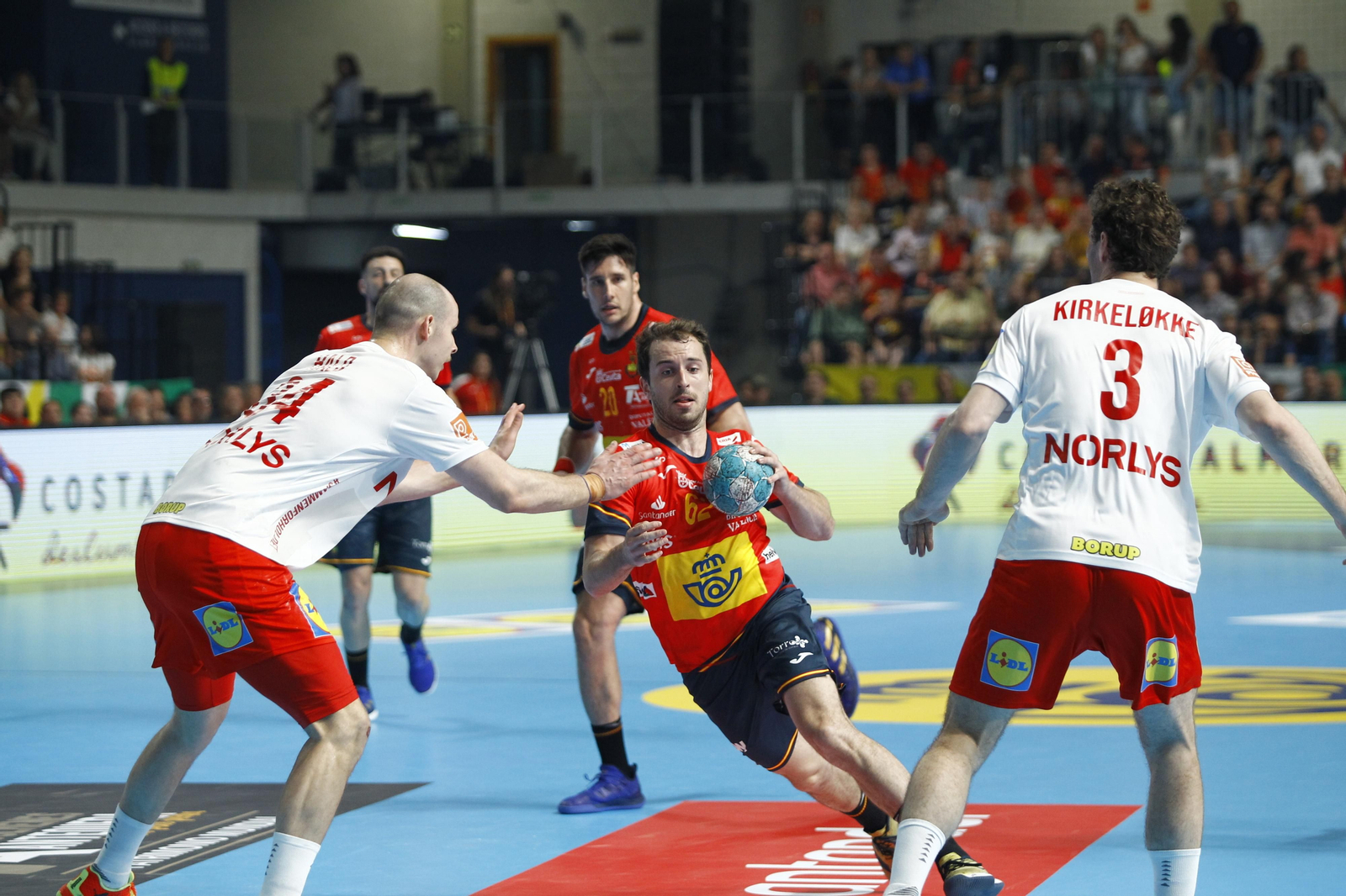 Imágenes del España-Dinamarca de la EHF Euro Cup de balonmano, en Almería