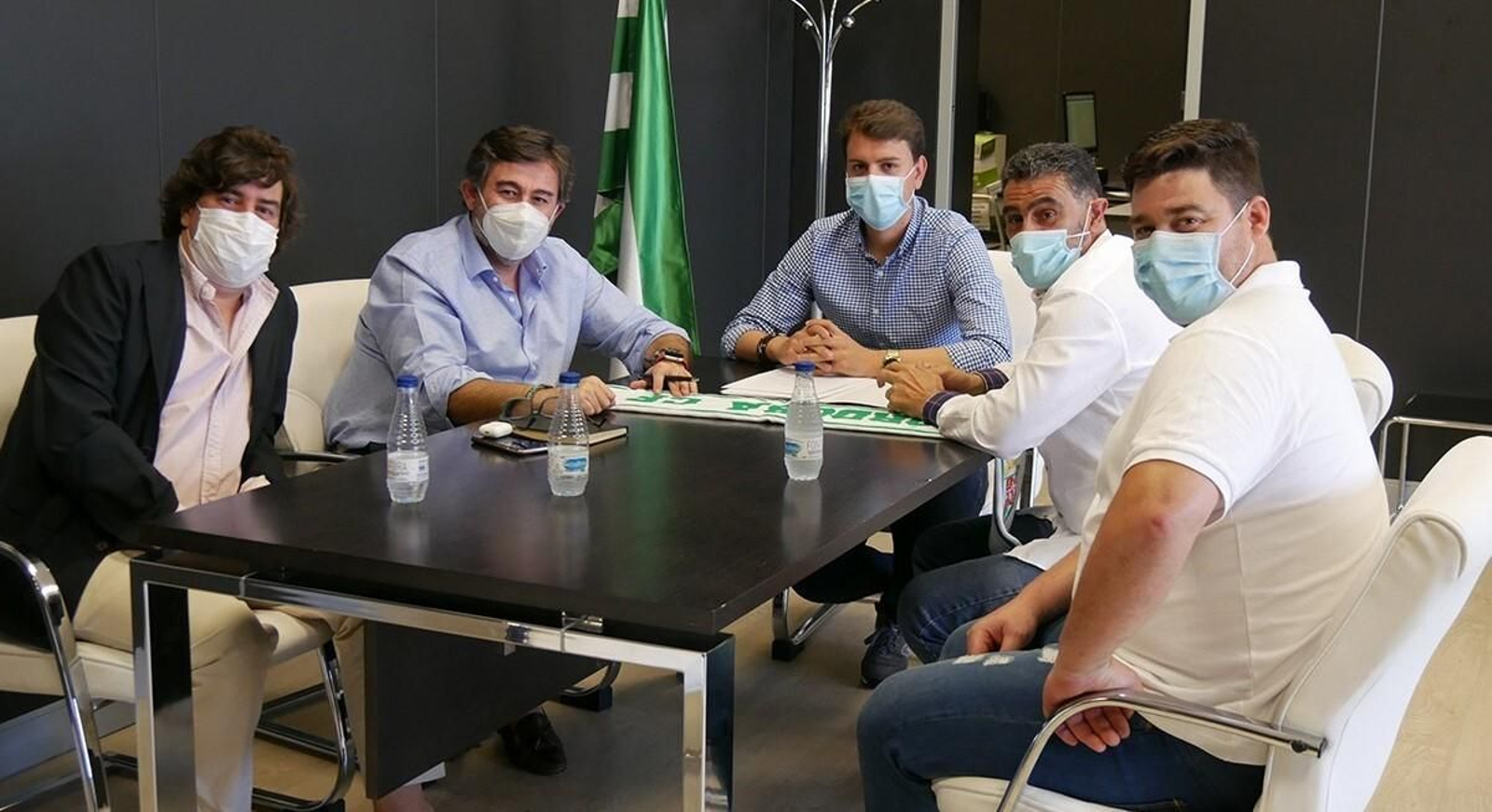 Los técnicos del Córdoba CF Femenino, junto a los consejeros Jesús Coca y Javier González Calvo.