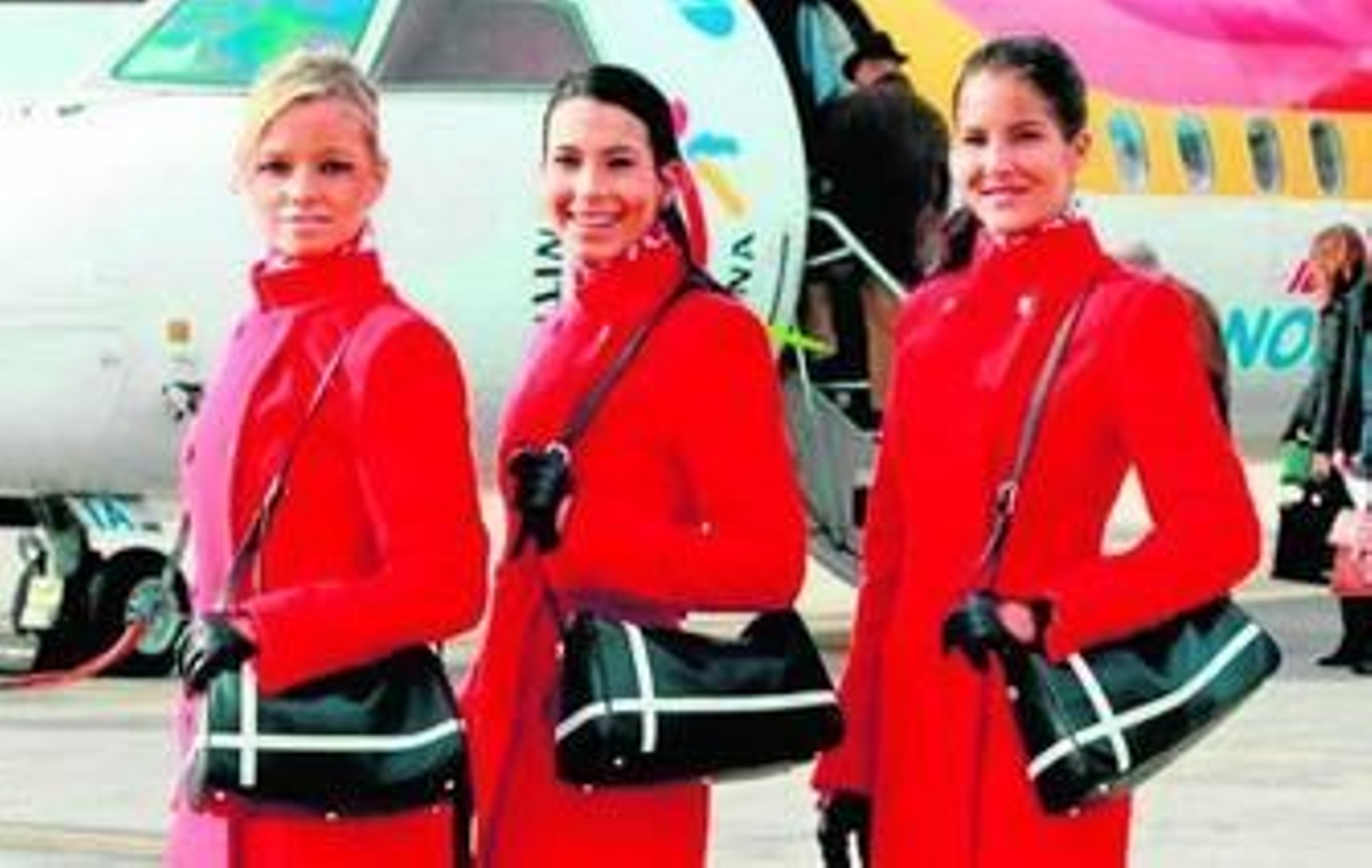 Tres azafatas de Air Nostrum delante de una de las aeronaves.