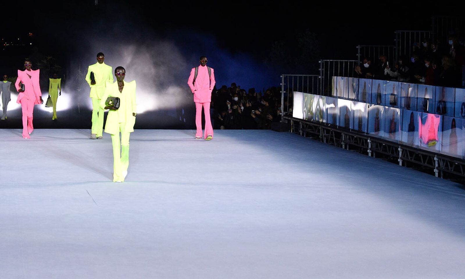 Momento del desfile de Balmain, con pantallas con famosos en el 'front row'.