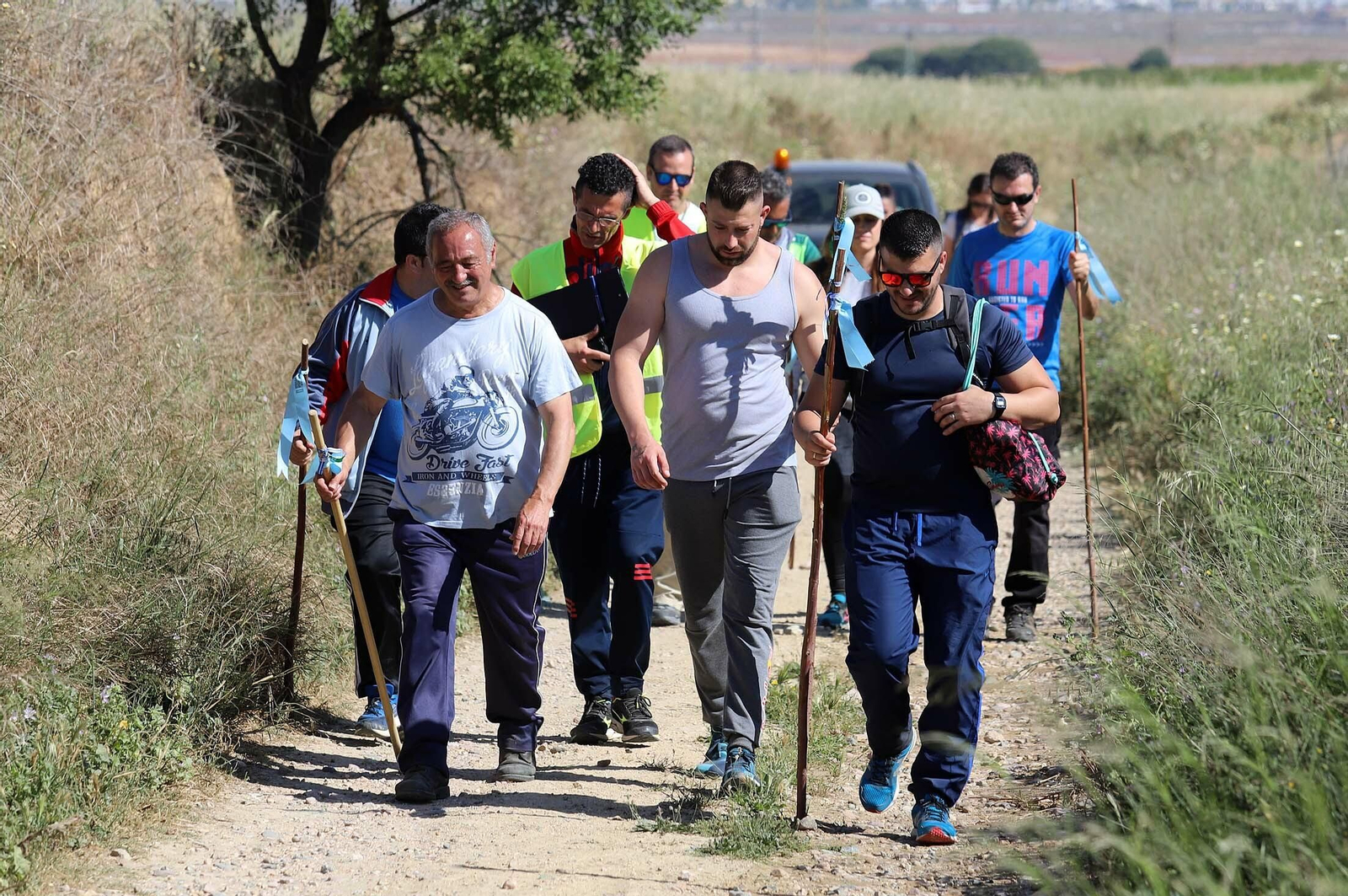 Imágenes de los presos de la cárcel de Huelva en su camino hacia El Rocío