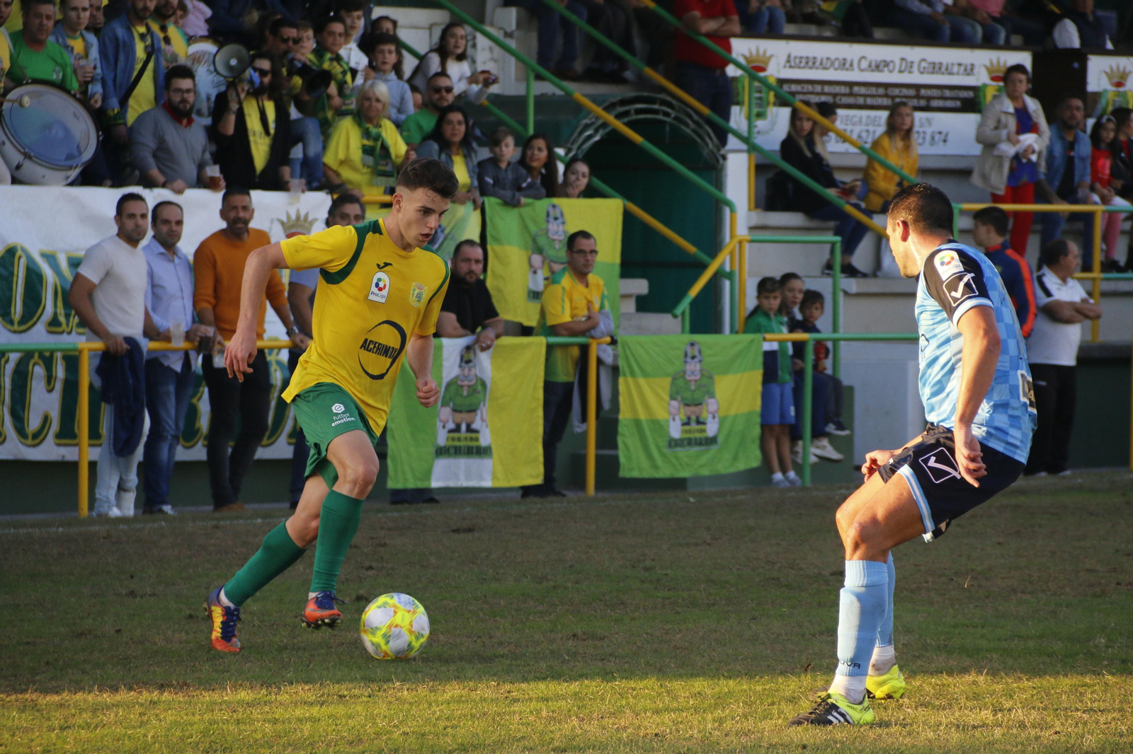 Álex Guti encara a un rival durante el partido.