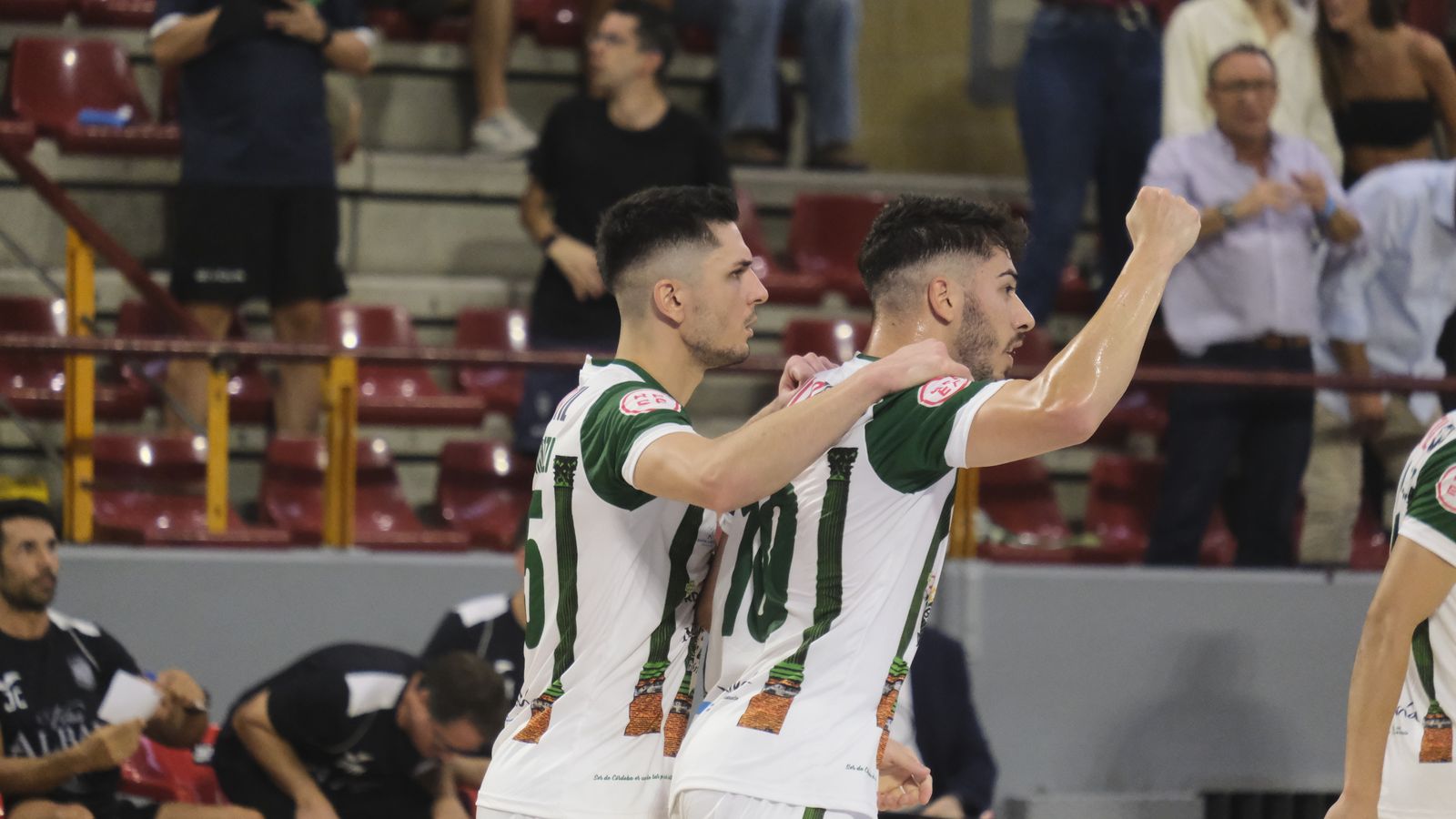 Lucas Perin y Antoniazzi celebran el tanto blanquiverde.