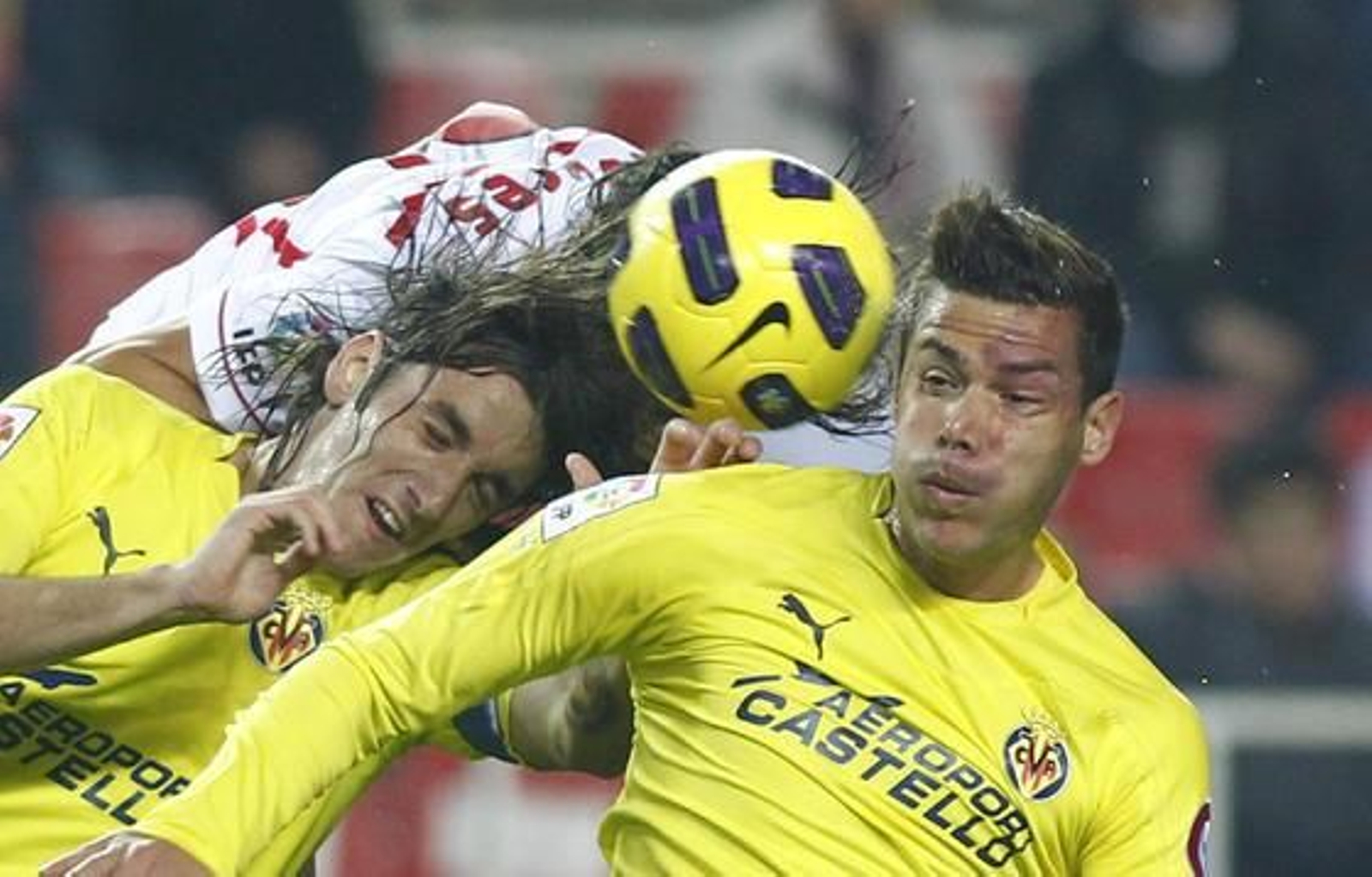 El Sevilla celebra la vuelta de Sergio Sánchez a los terrenos de juego con el pase a las semifinales de Copa del Rey ante el Villarreal (3-0). / Antonio Pizarro