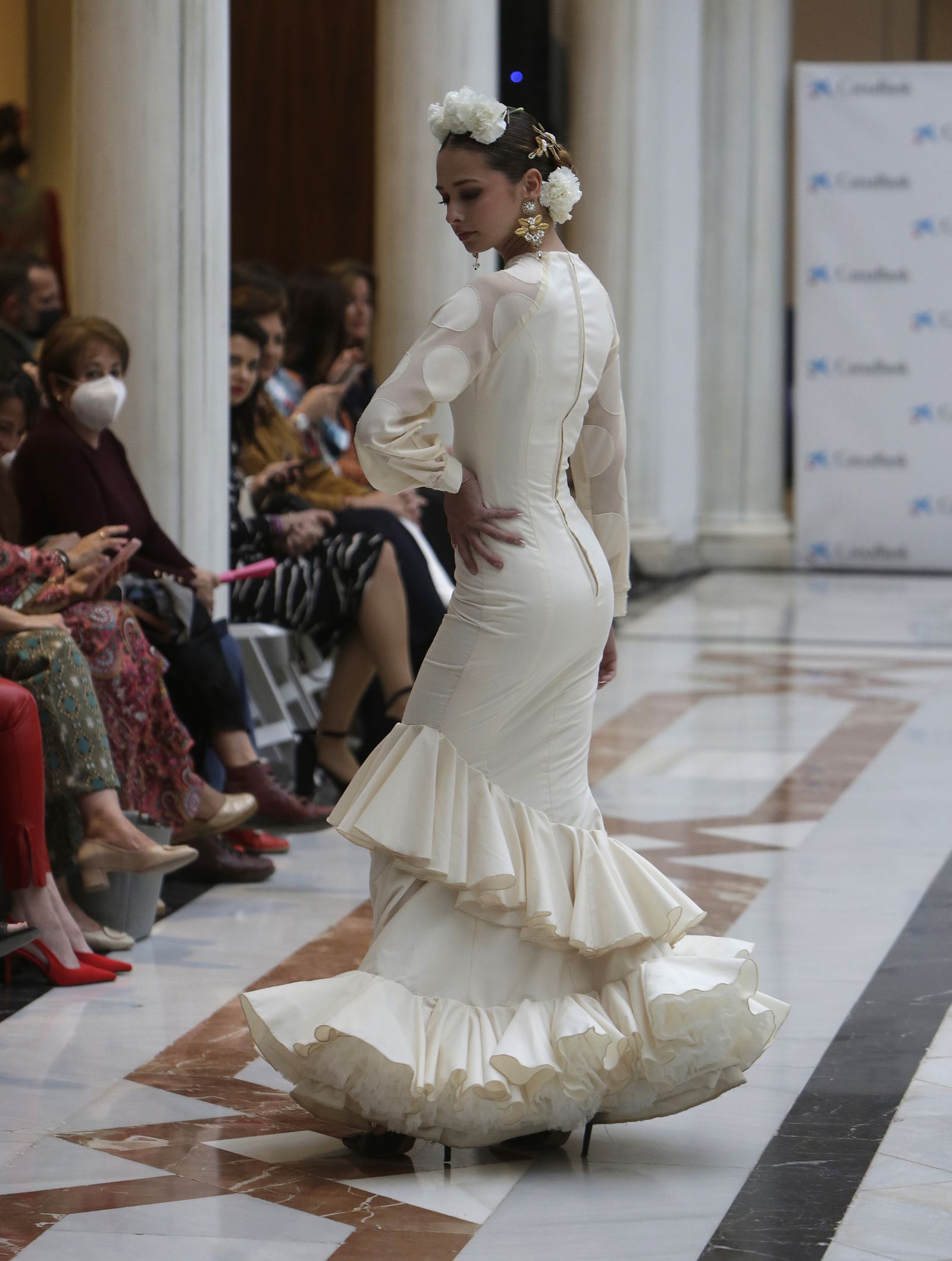 Desfile moda flamenca en las vísperas de la Feria de Abril CaixaBank