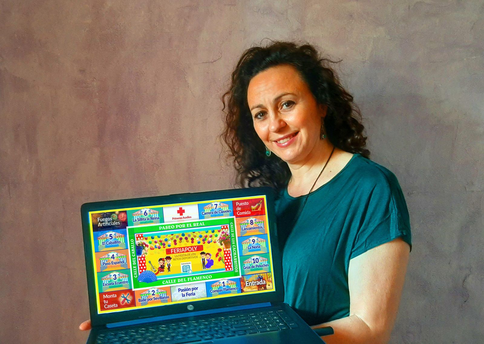 La profesora Elena Muro nos muestra el juego ‘Feriapoly’ en su portátil.