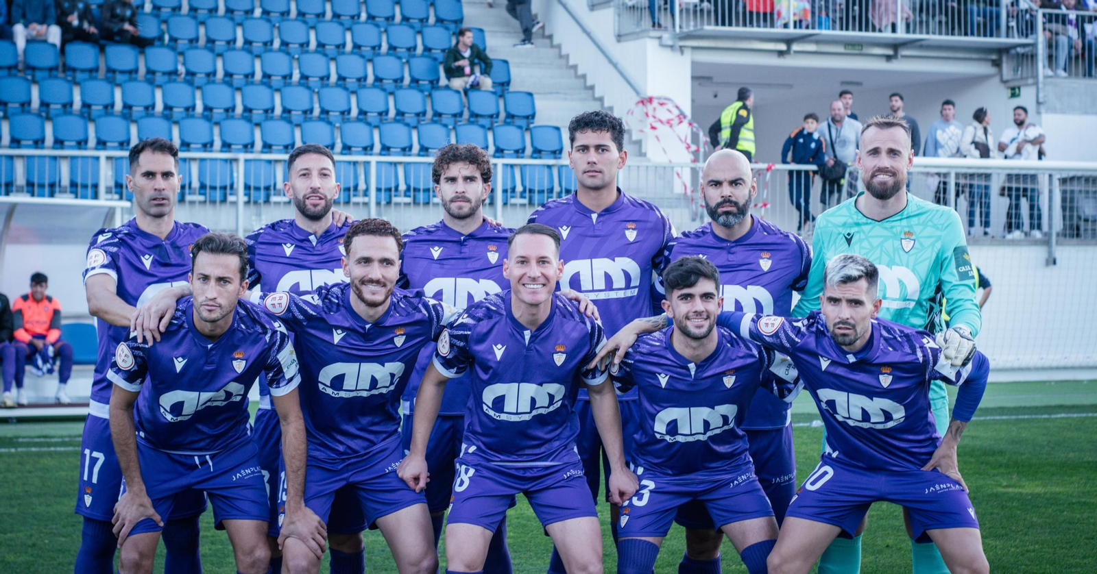 Formación inicial del Real Jaén ante el filial malaguista.
