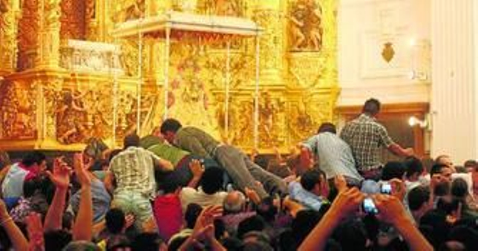 1. Los almonteños saltaron la reja a la misma hora que lo hicieron el pasado año y lo hicieron también nada más que el Simpecado de la Hermandad Matriz de Almonte asomó por el dintel del templo marismeño. 2. La Virgen del Rocío en la explanada. 3. Los almonteños se sentaron en lo alto de la reja a la espera de la llamada de su Patrona. 4. El Simpecado almonteño junto al paso de la Señora. 5. Tras el salto a la reja, los almonteños procedieron a bajar el paso de la tarima donde había sido colocada para iniciar la procesión. 6. La Concha Peregrina en el santuario. La Salve de Emigrantes fue dirigida por José Manuel Barral 7. Preciosa imagen de la fila de Simpecados que esperaban la entrada al santuario para encontrarse con la Blanca Paloma. 8. José Antonio Sosa, pronunciando la Salve de la Hermandad de Huelva.