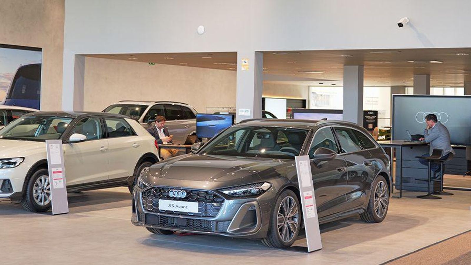 El nuevo concesionario de Audi en Sevilla ya está a pleno funcionamiento y ofrece lo último en la imagen corporativa de la marca.