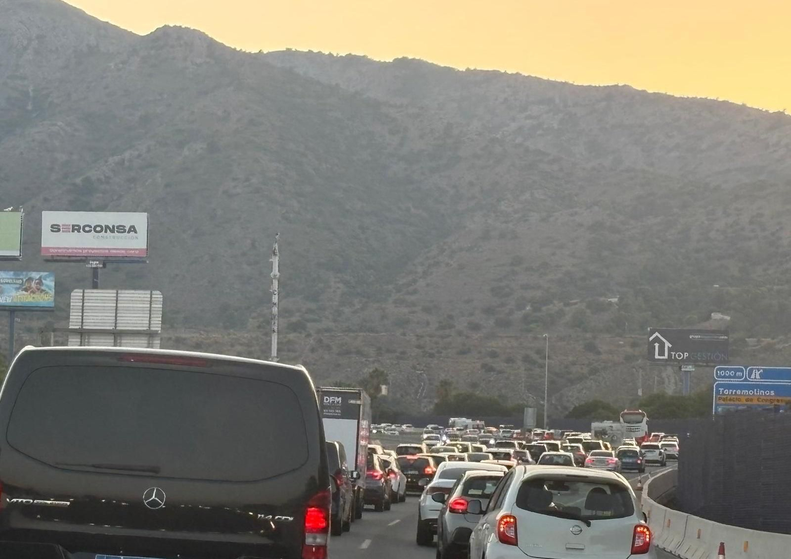 Atasco en la salida de Málaga hacia Marbella.