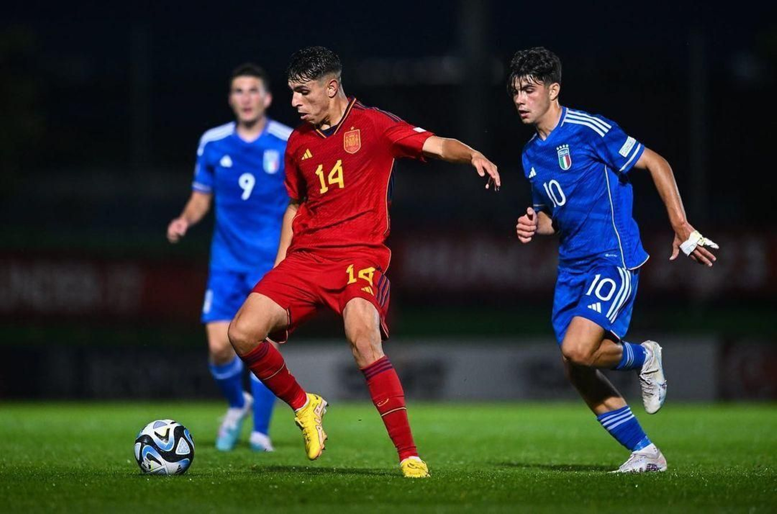 Izan Merino, en acción en el debut ante Italia.