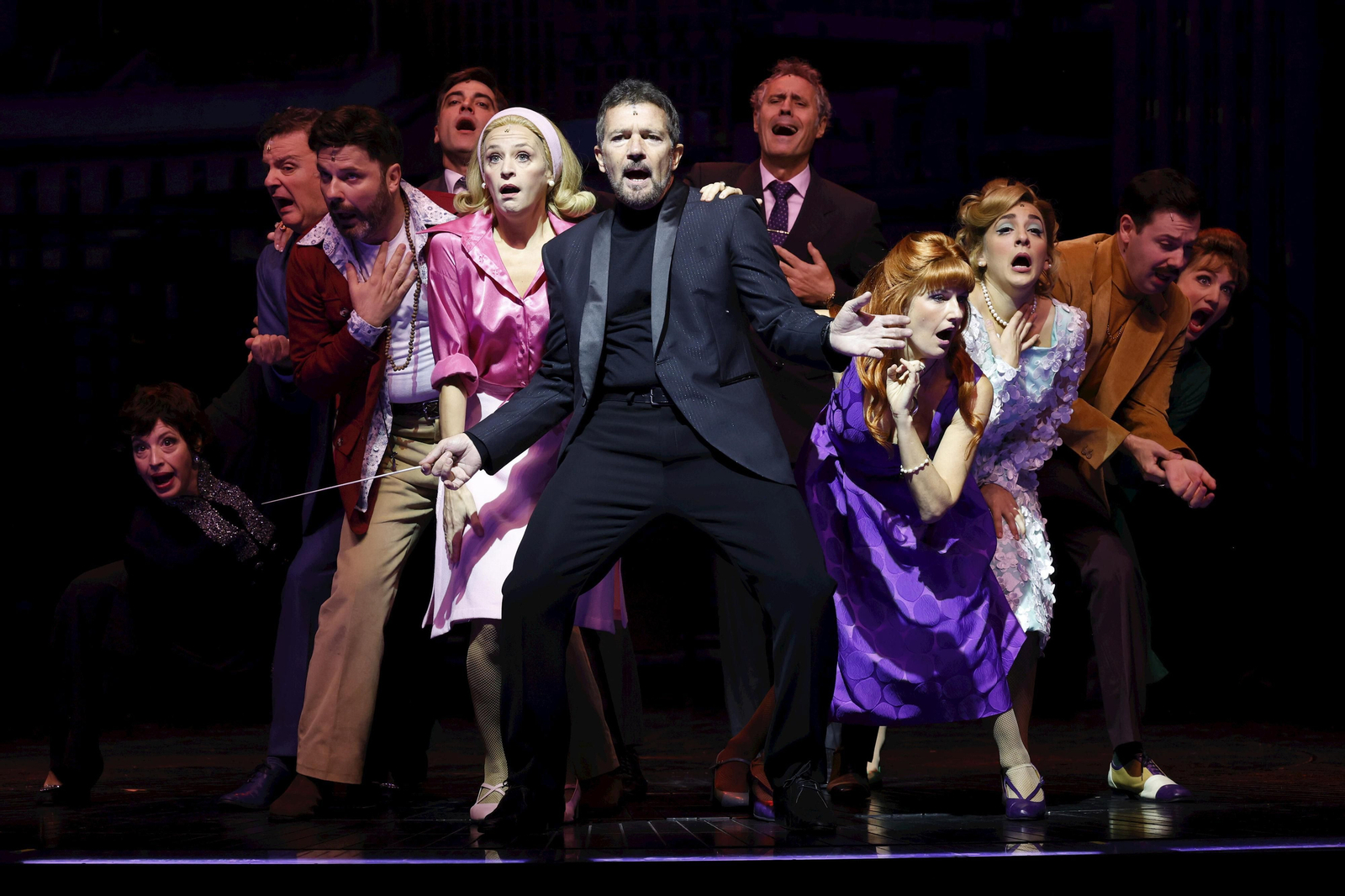 Antonio Banderas, junto a otros miembros del elenco, representando "Company" en Madrid.