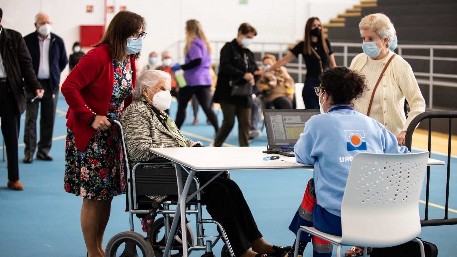 Mesa para el registro y la comprobación de la persona que va a ser vacunada.