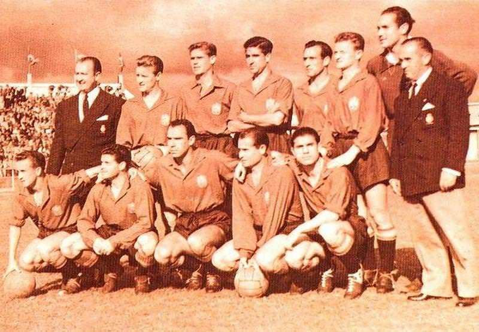 Paco Antúnez, tercer jugador de los de pie, se hace foto de equipo antes del debut de España contra Estados Unidos en Curitiba.