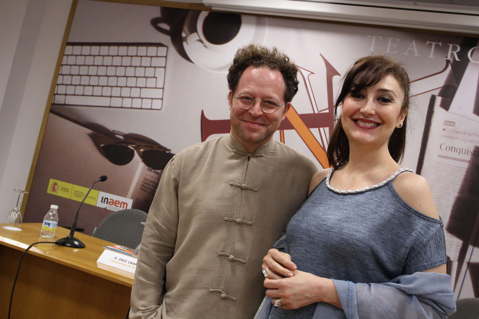 John Axelrod y la mezzosoprano María José Montiel, ayer en el Teatro de la Maestranza.