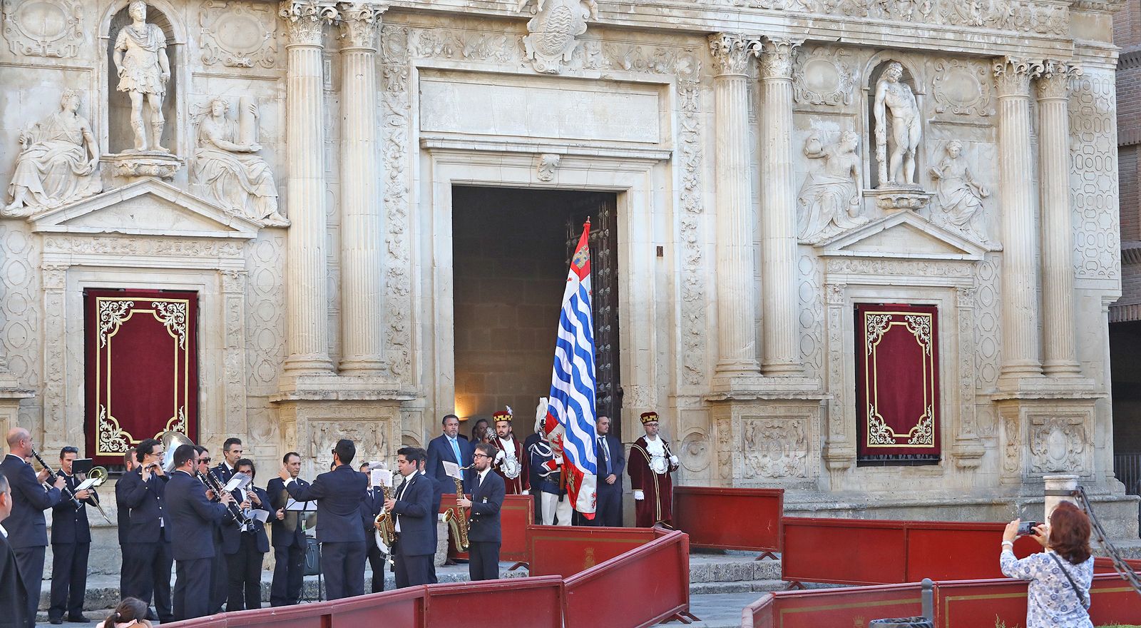 Imágenes del tradicional traslado del 'Pendón'