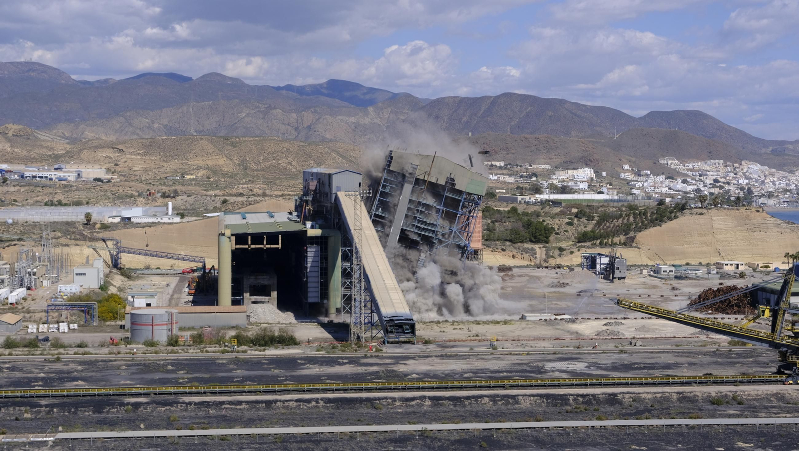 La voladura-demolición de la central térmica de Endesa en Carboneras, en imágenes