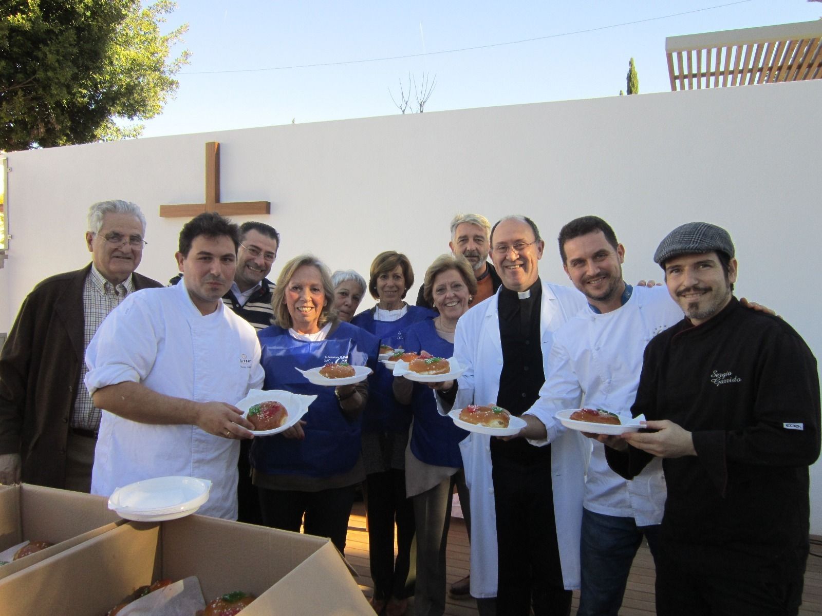 Los chefs Damián Ramos, Sebastián Guerrero y Sergio Garrido junto a voluntarios del centro San Juan de Dios.