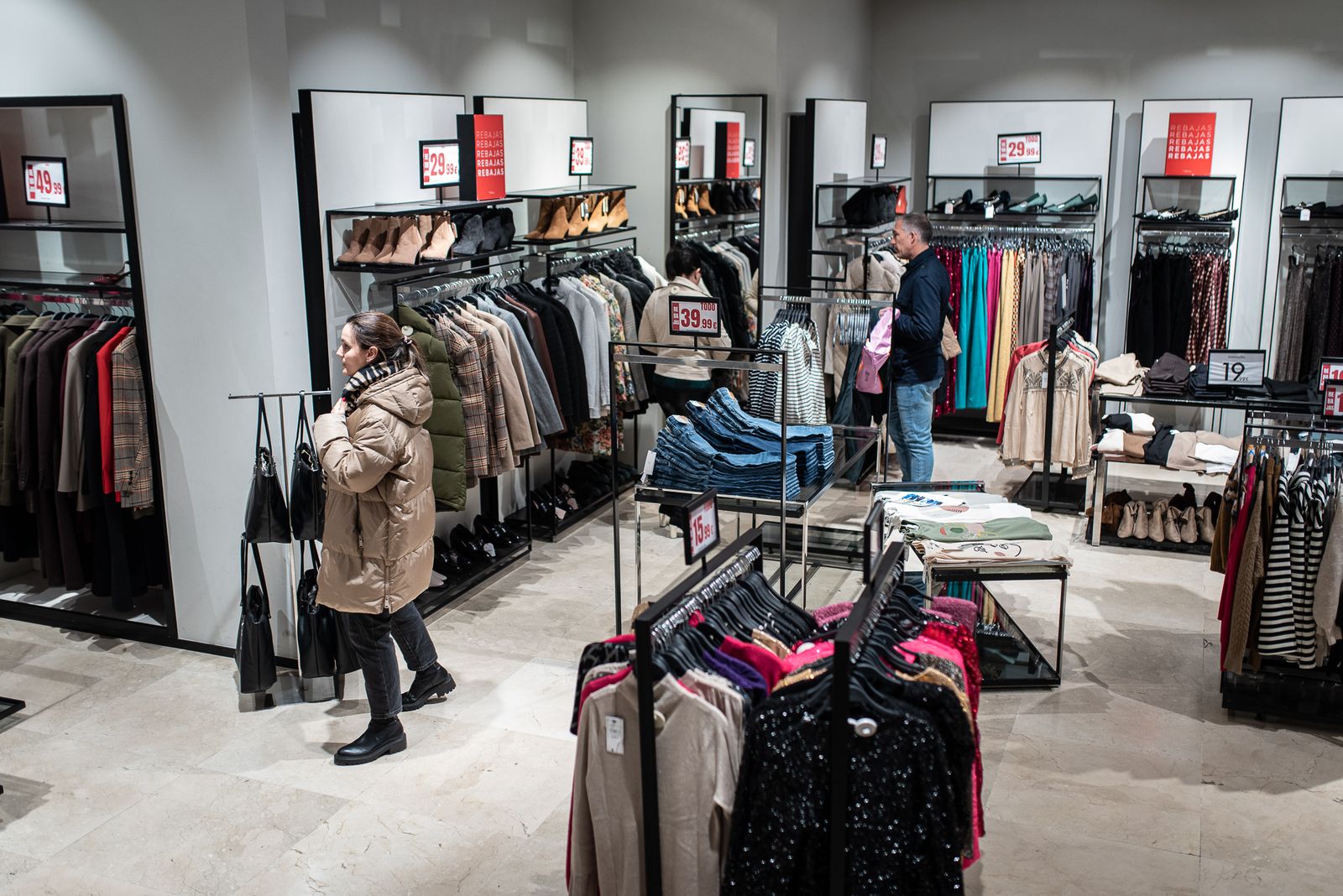 Imágenes del primer día de rebajas en los comercios de Huelva