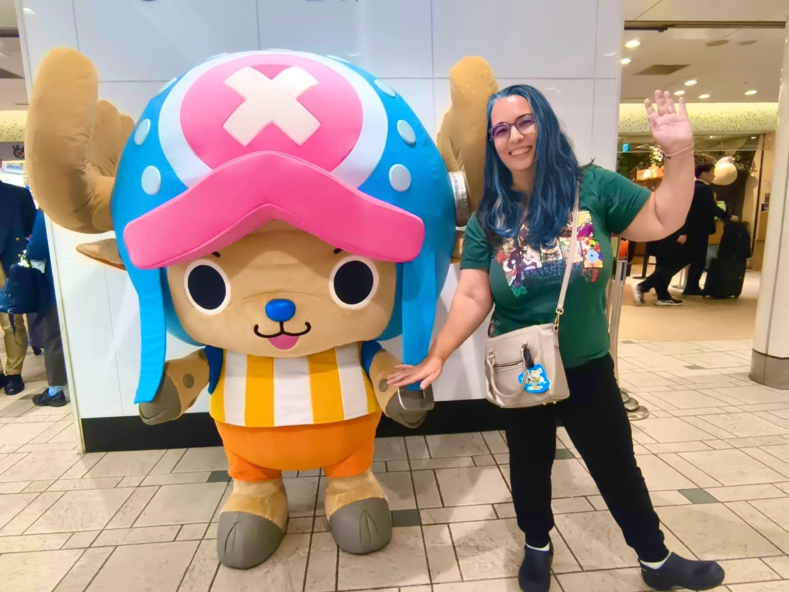 La traductora Alessandra Moura con una recreación del personaje de Chopper, de 'One piece'.